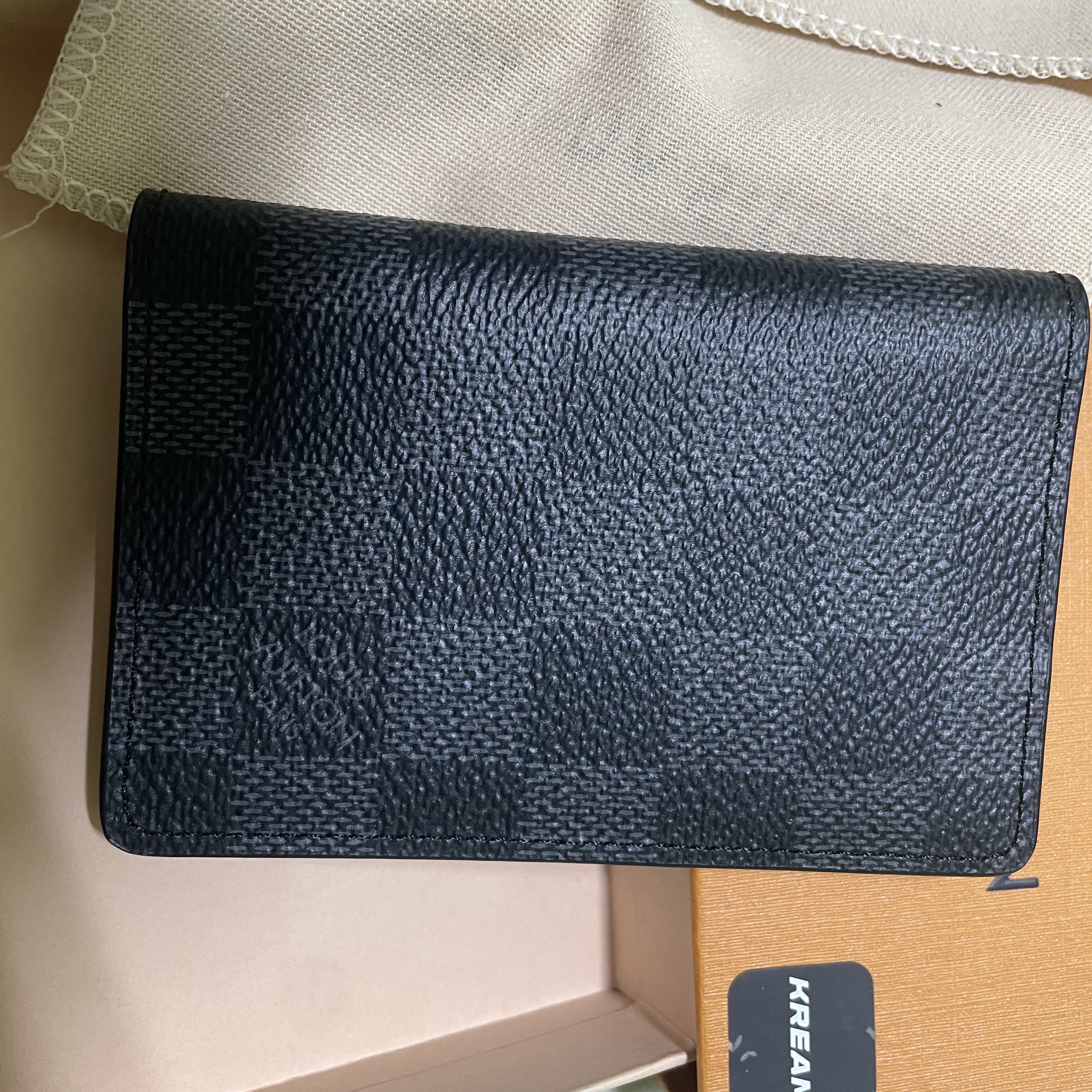 Louis Vuitton Pocket Organizer Damier Graphite 착용 스타일 - 3