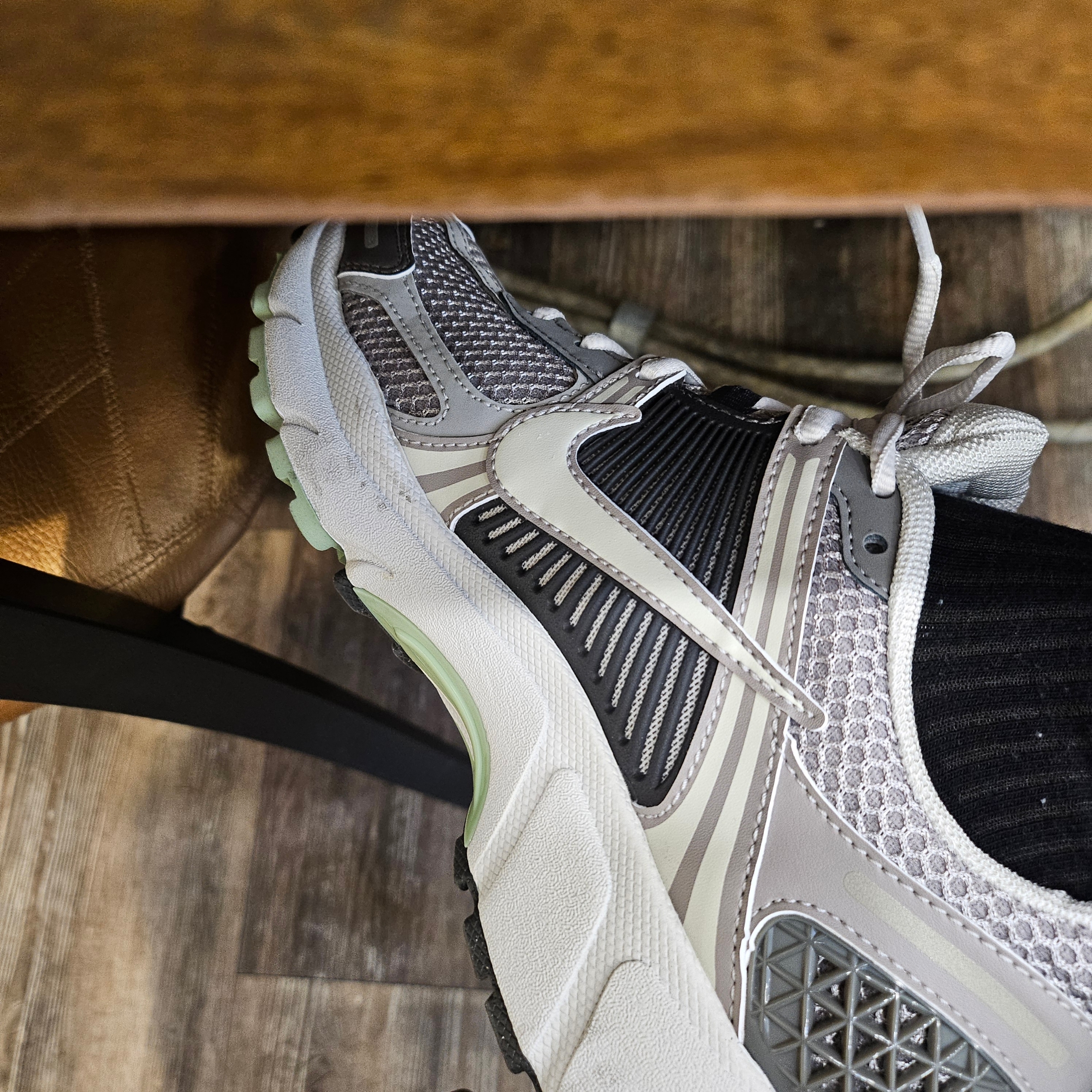 (W) Nike Zoom Vomero 5 Cobblestone and Flat Pewter 착용 스타일