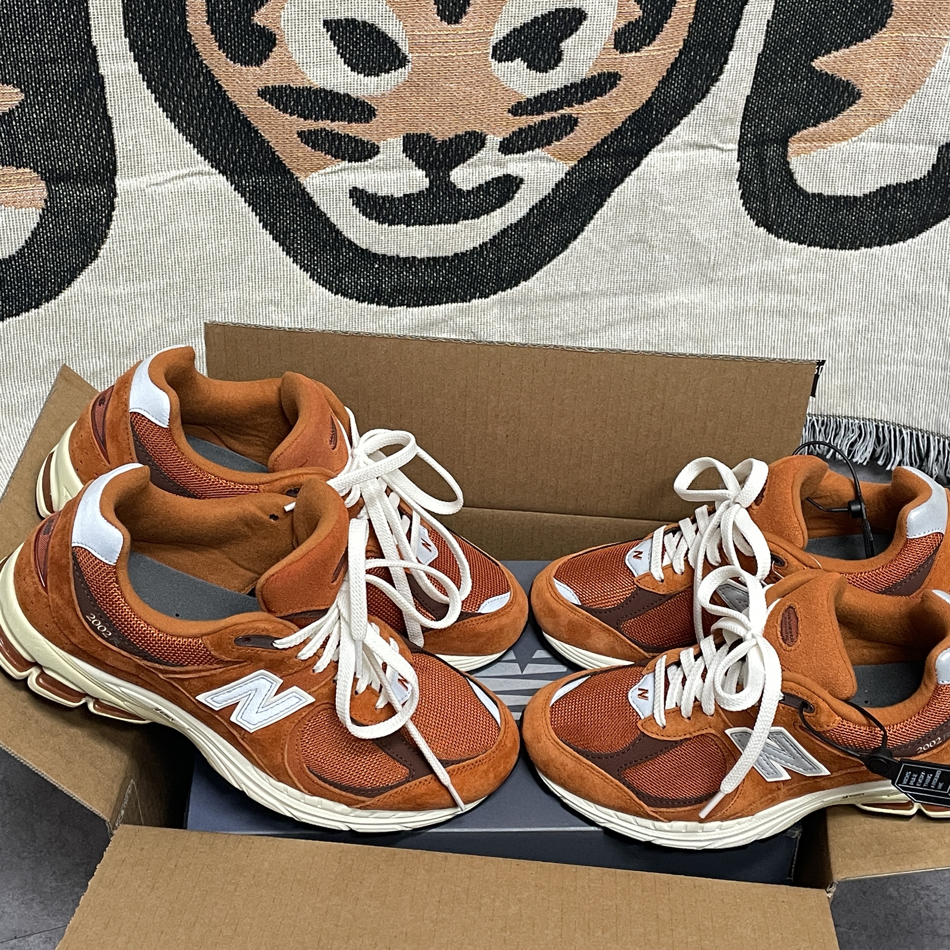 New Balance 2002R Rust Oxide 착용 스타일 - 1