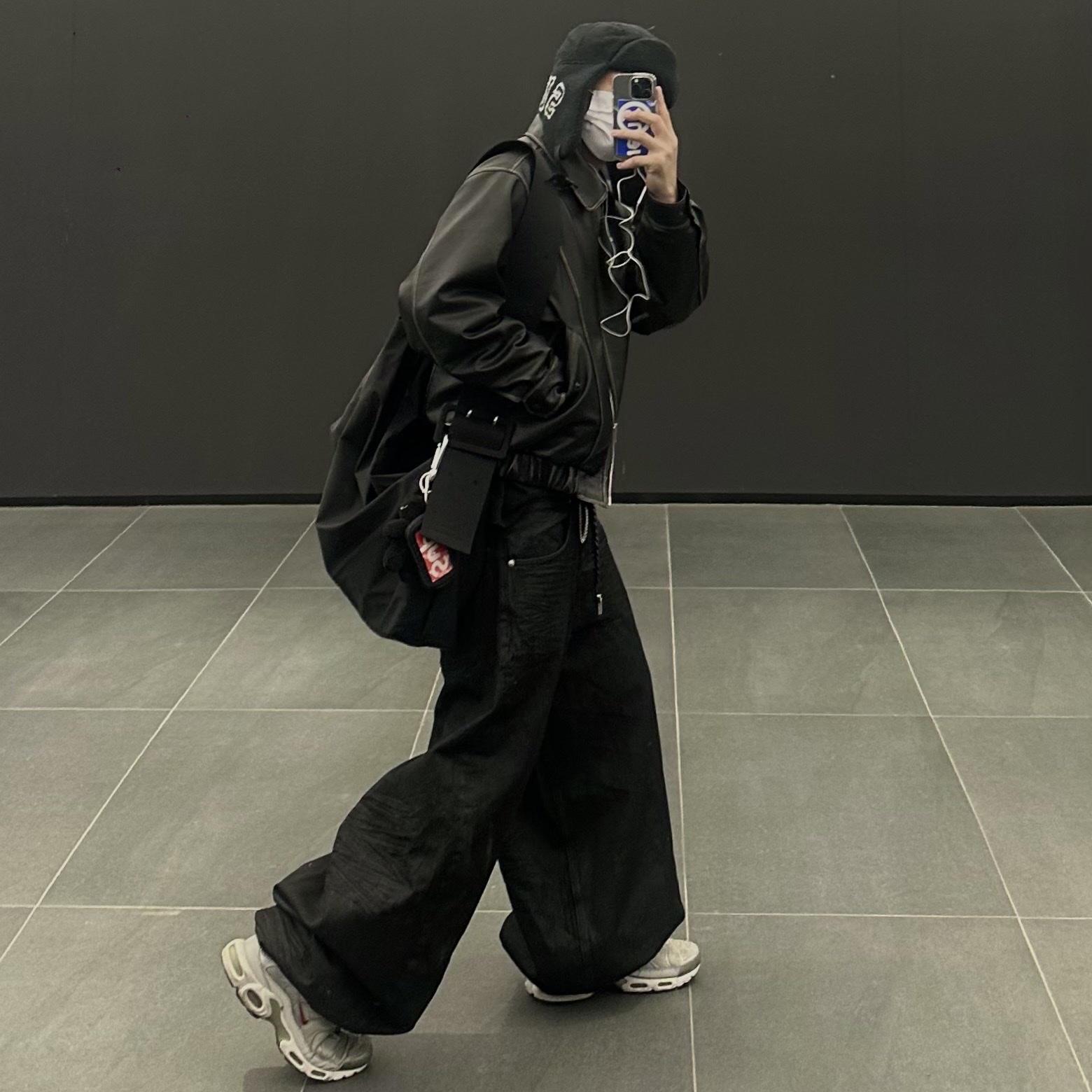Supreme Shearling Trooper Black - 23FW, Human Made Military Card Case Black 착용 스타일