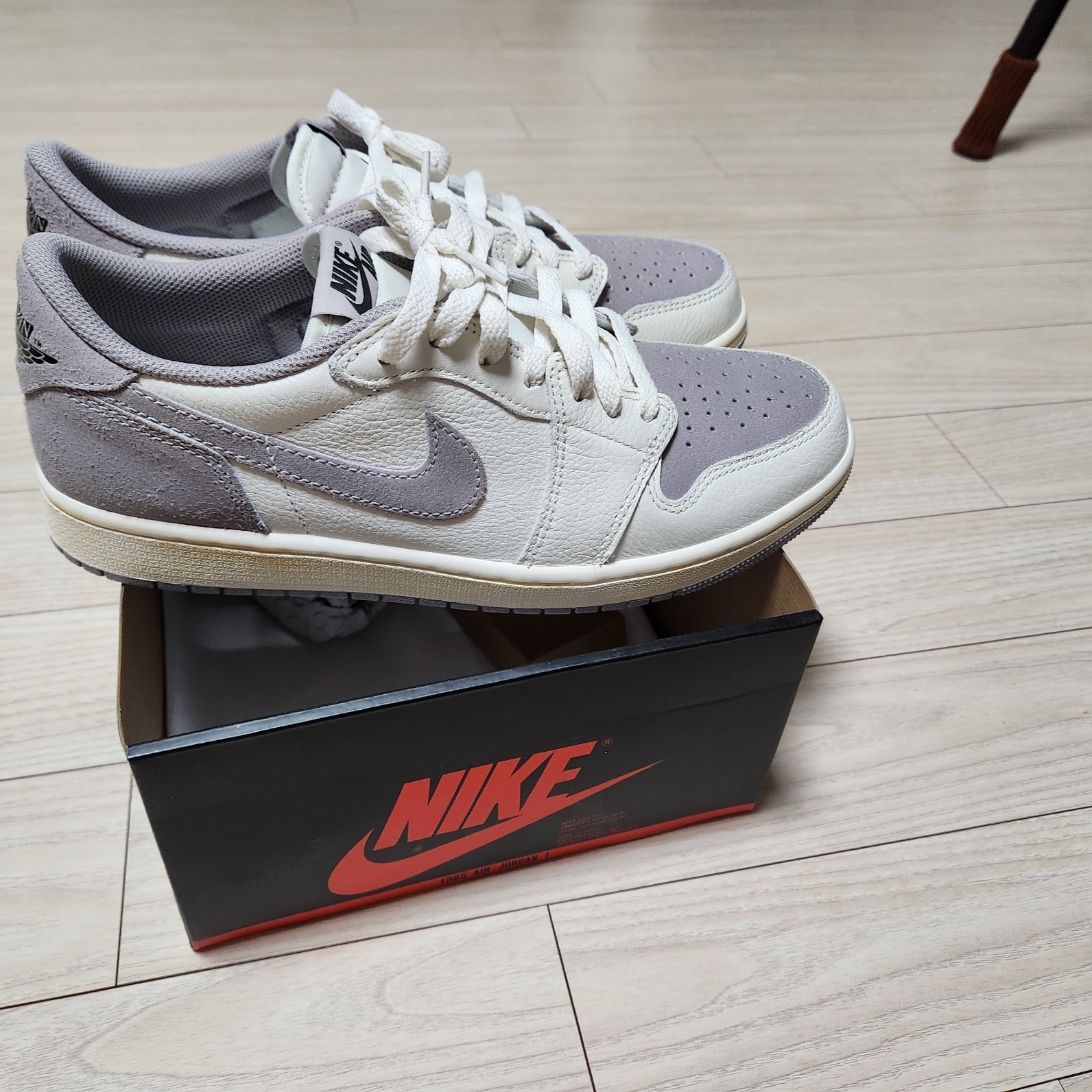 Jordan 1 Retro Low OG Atmosphere Grey 착용 스타일 - 2