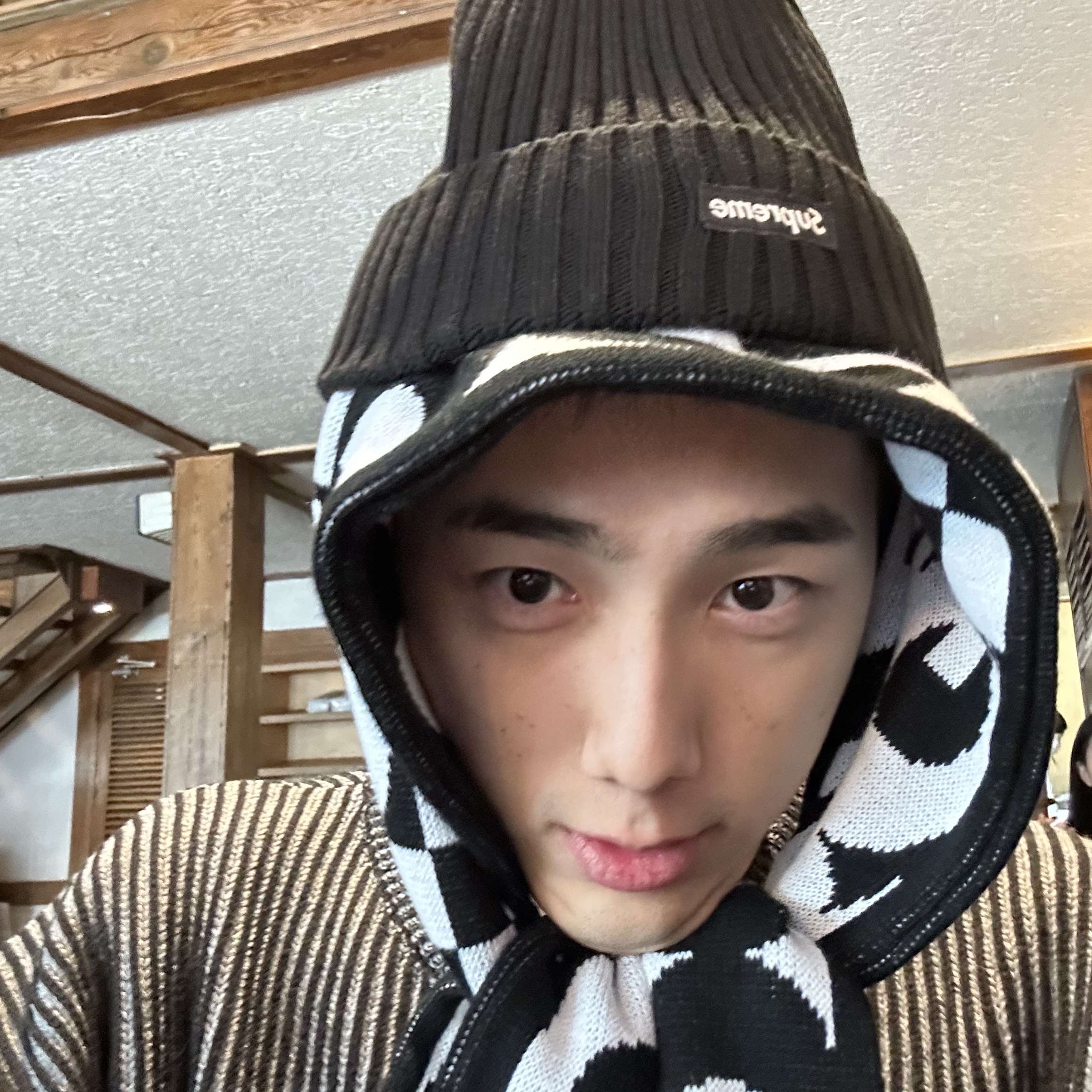 CDG Logo Check Muffler White Black, Supreme Overdyed Beanie Black 착용 스타일