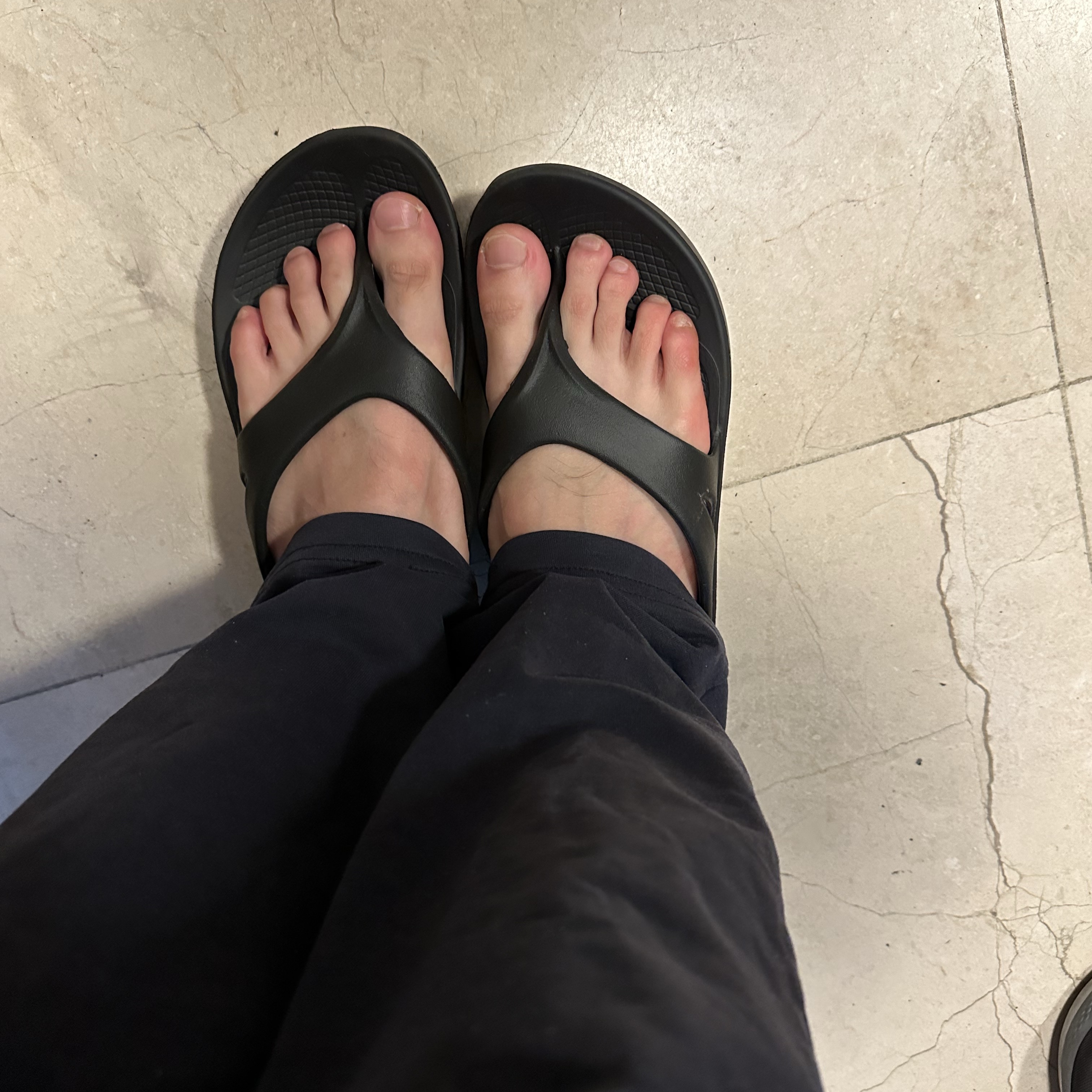 Oofos OOriginal Black 착용 스타일