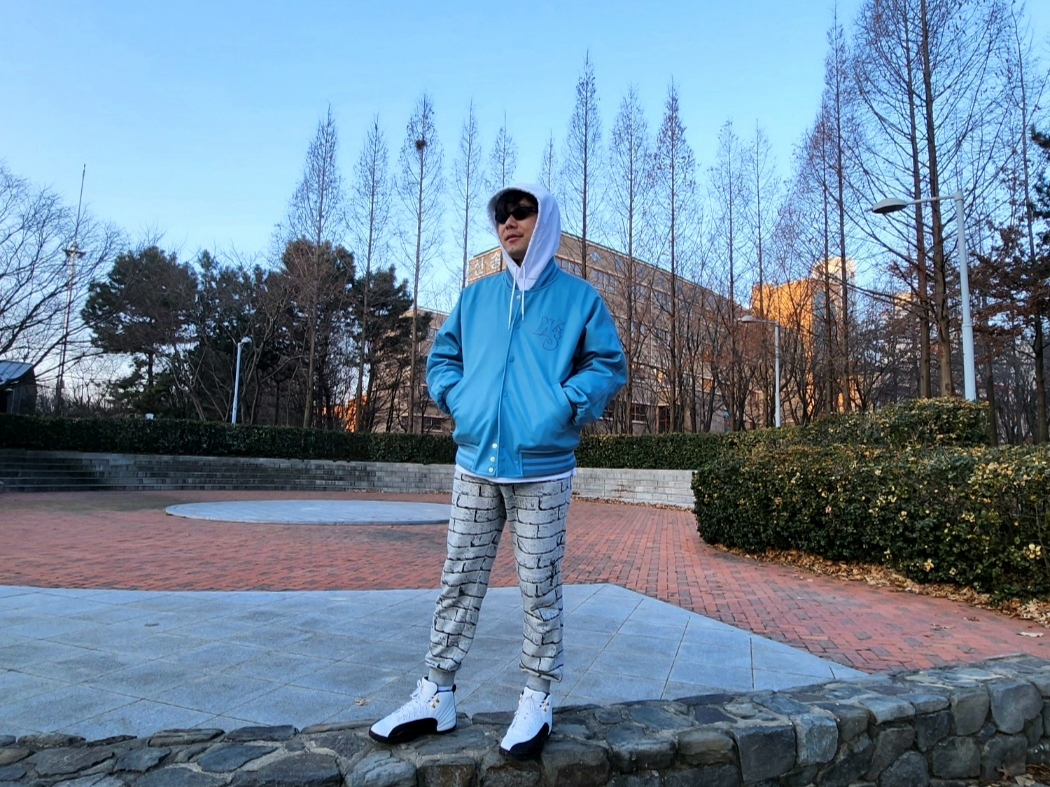 컨버스 x 프라그먼트 후드 화이트 착용 스타일