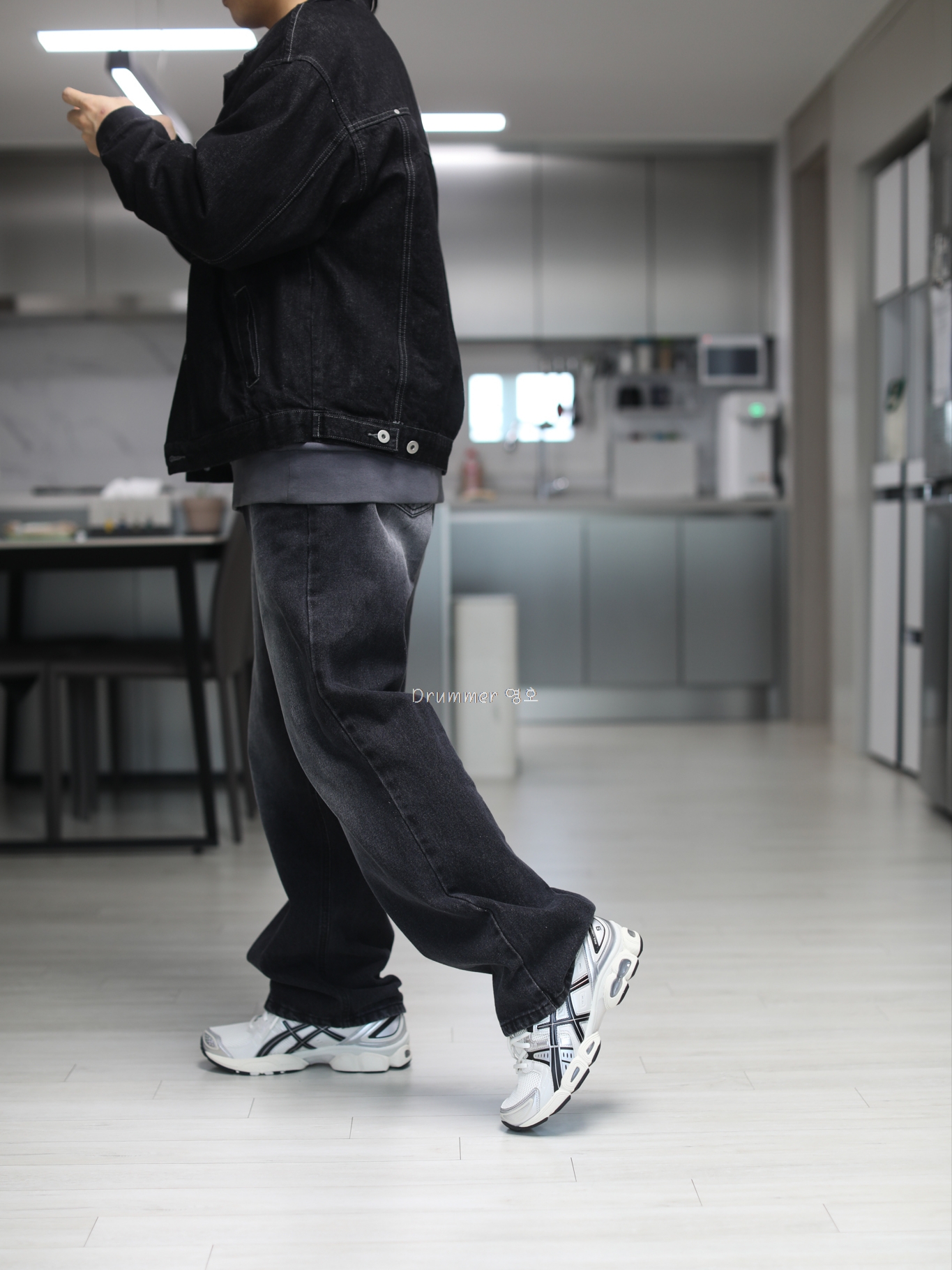 Asics Gel-Nimbus 9 Cream Black 착용 스타일 - 2