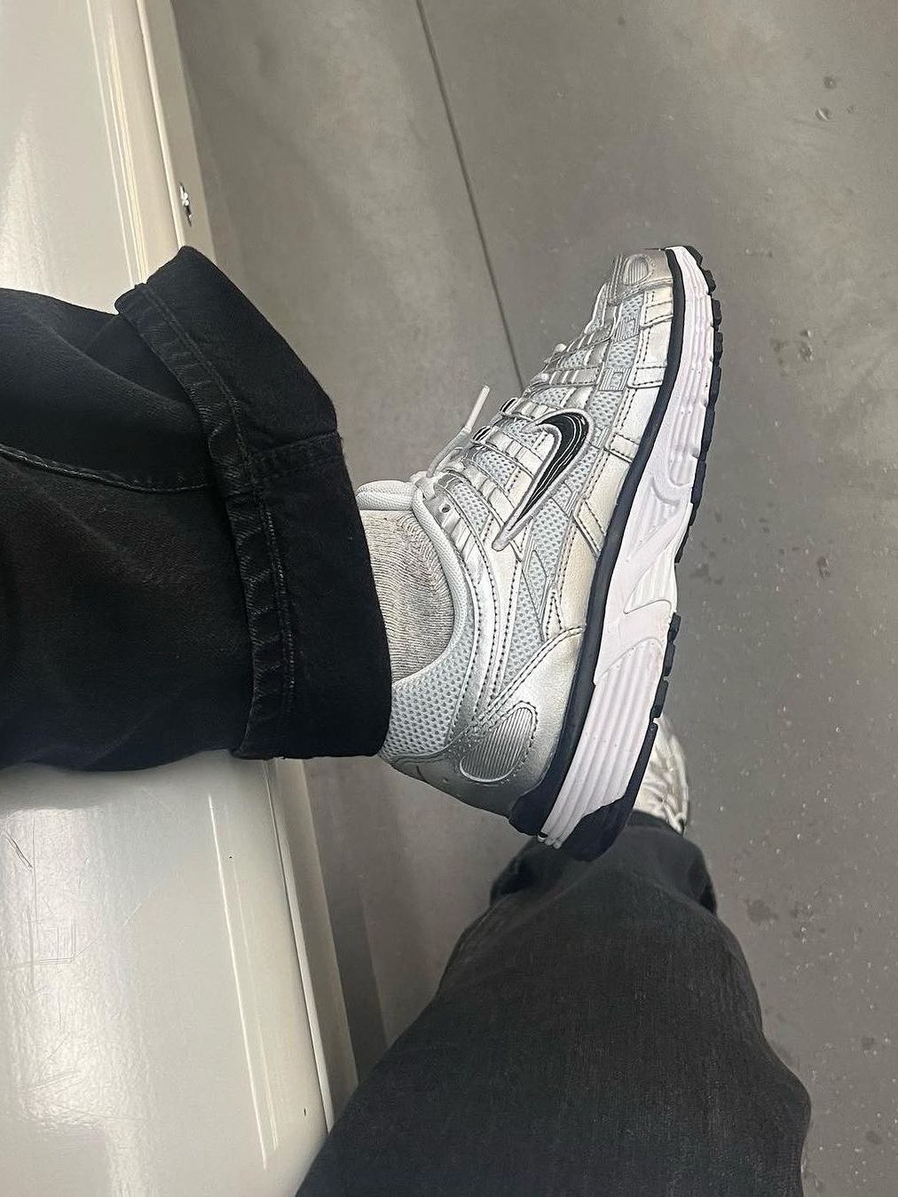 Nike V2K Run Summit White Metallic Silver, Nike P-6000 Metallic Silver 착용 스타일 - 4