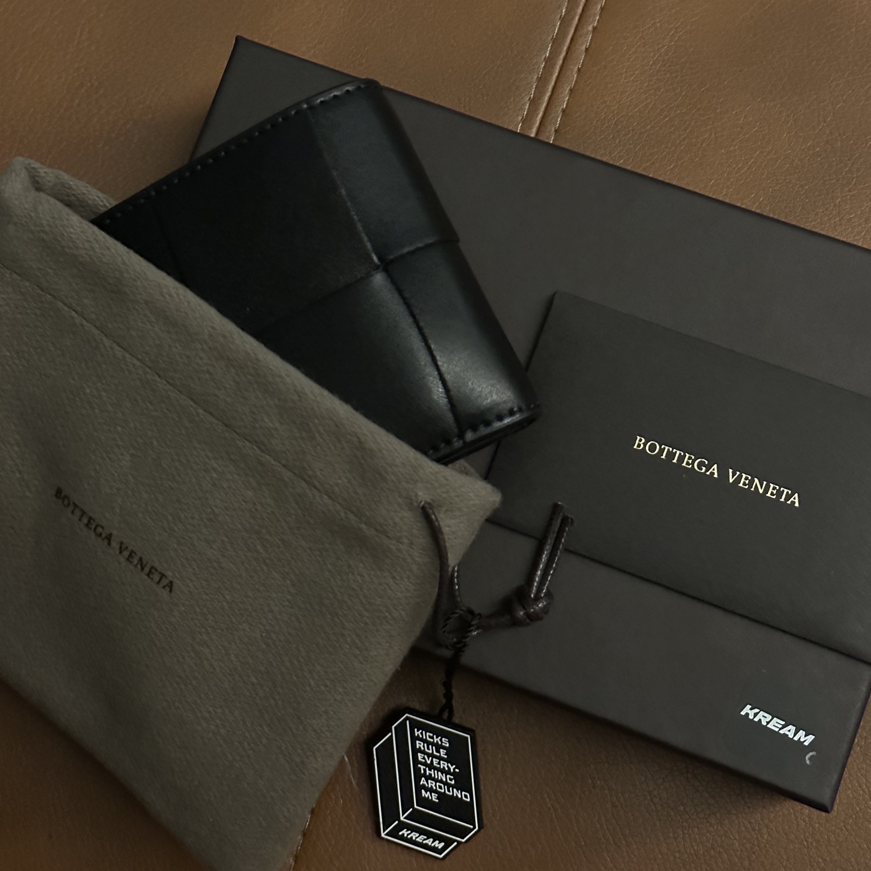 Bottega Veneta Bi-Fold Wallet Black 착용 스타일