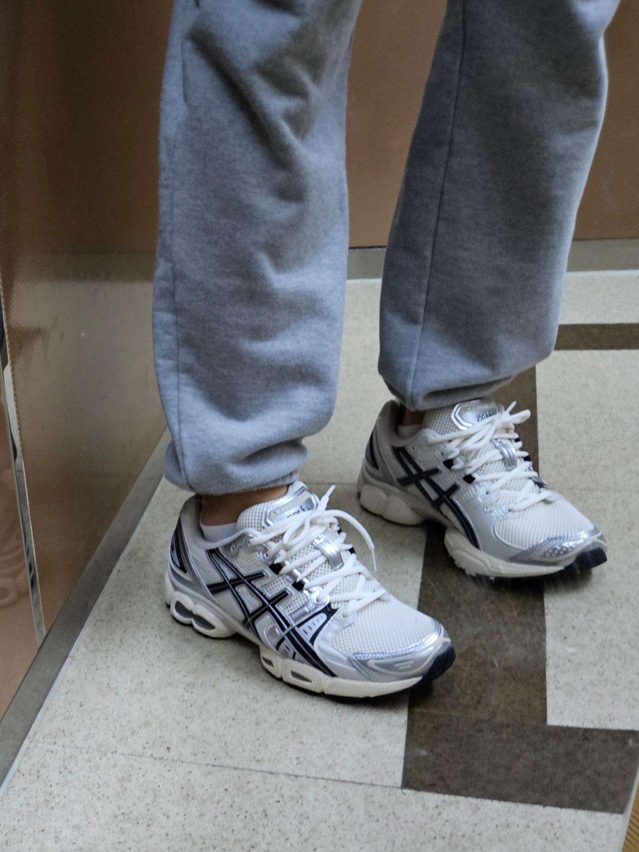 Asics Gel-Nimbus 9 Cream Black 착용 스타일