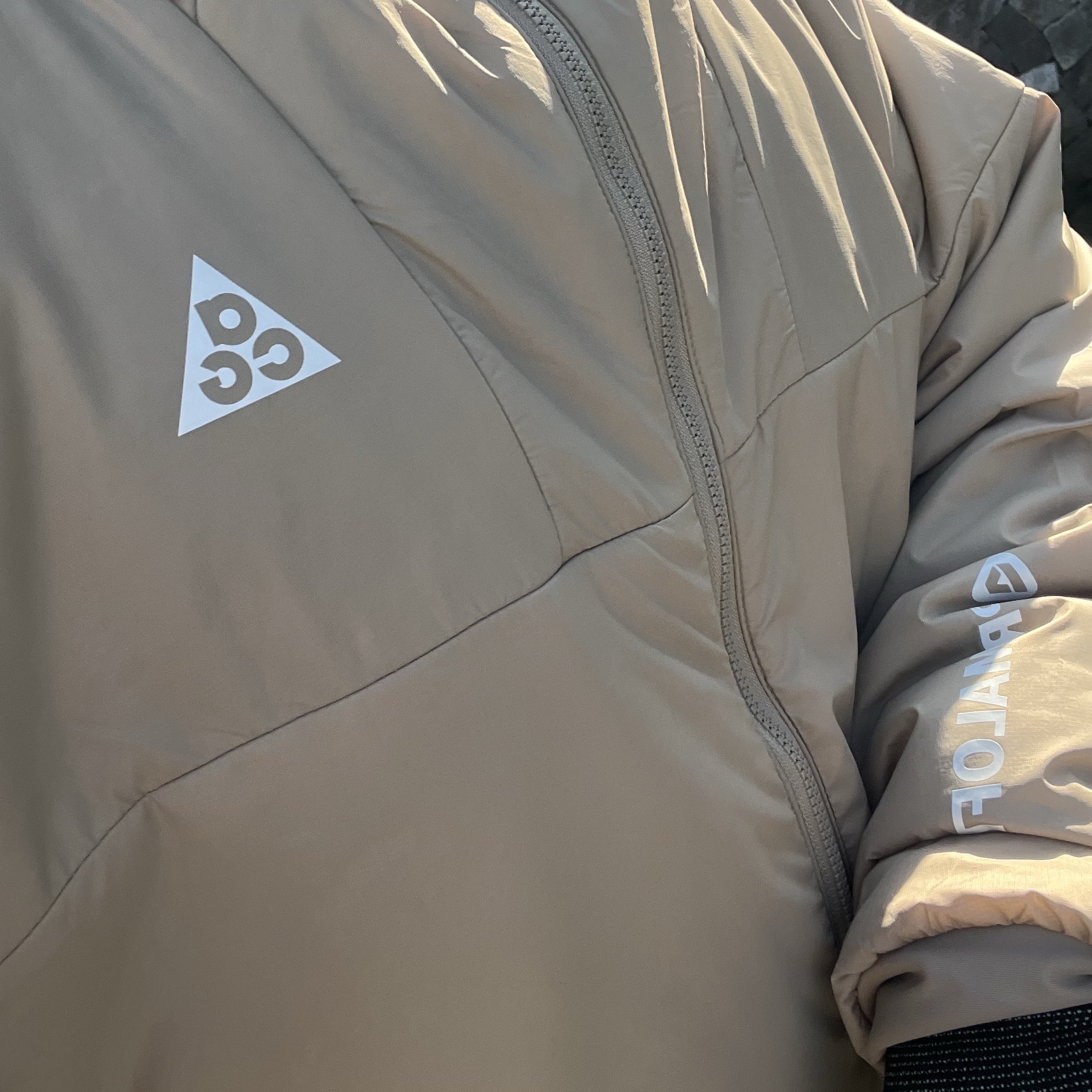 Nike ACG Therma-Fit ADV Rope De Dope Jacket Light Iron Ore - Asia, Nike ACG Trail Cap Black 착용 스타일 - 3