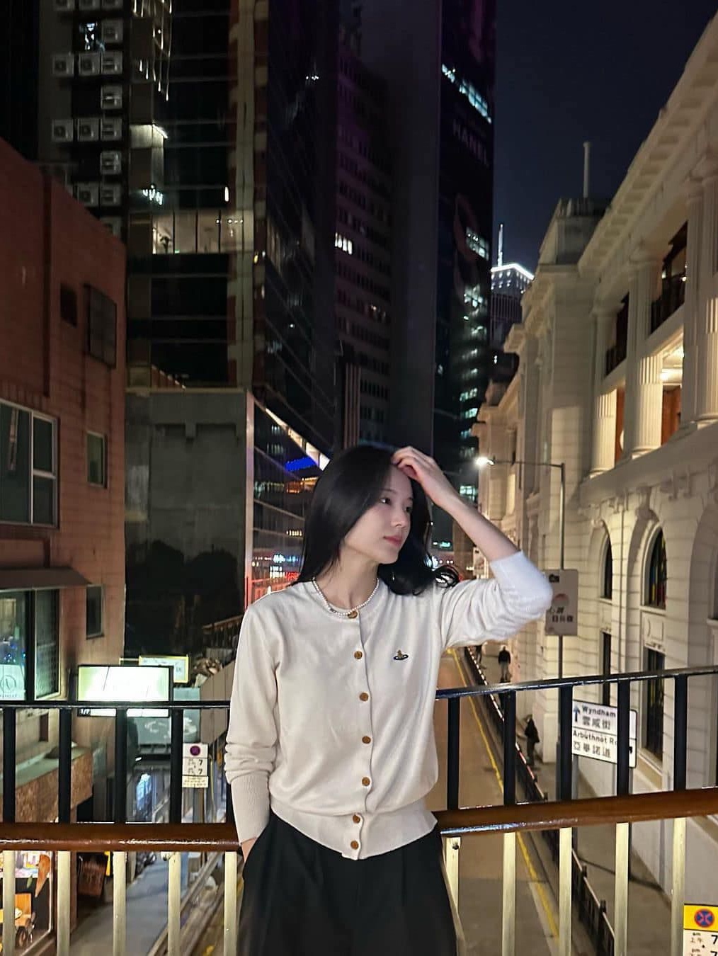 (W) Vivienne Westwood Bea Cardigan Cream, (W) Vivienne Westwood Bea Cardigan Red 착용 스타일 - 2