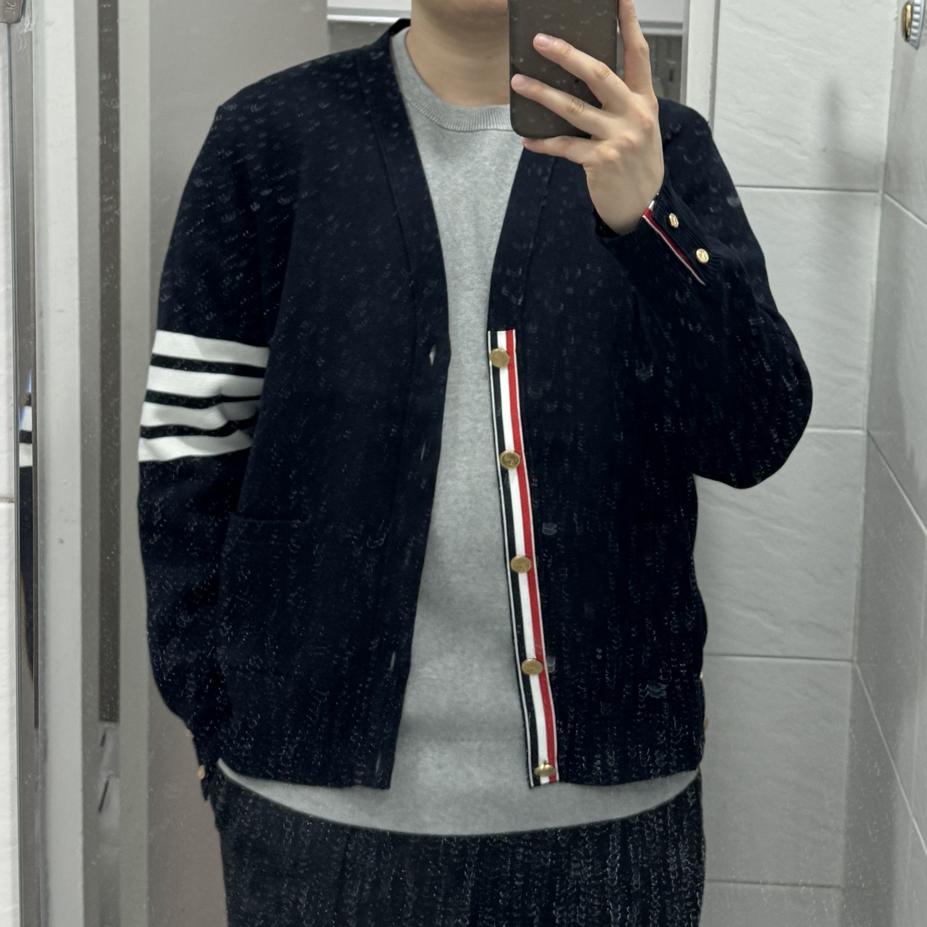 Thom Browne Milano Stitch 4-Bar Cardigan Navy 착용 스타일 - 2