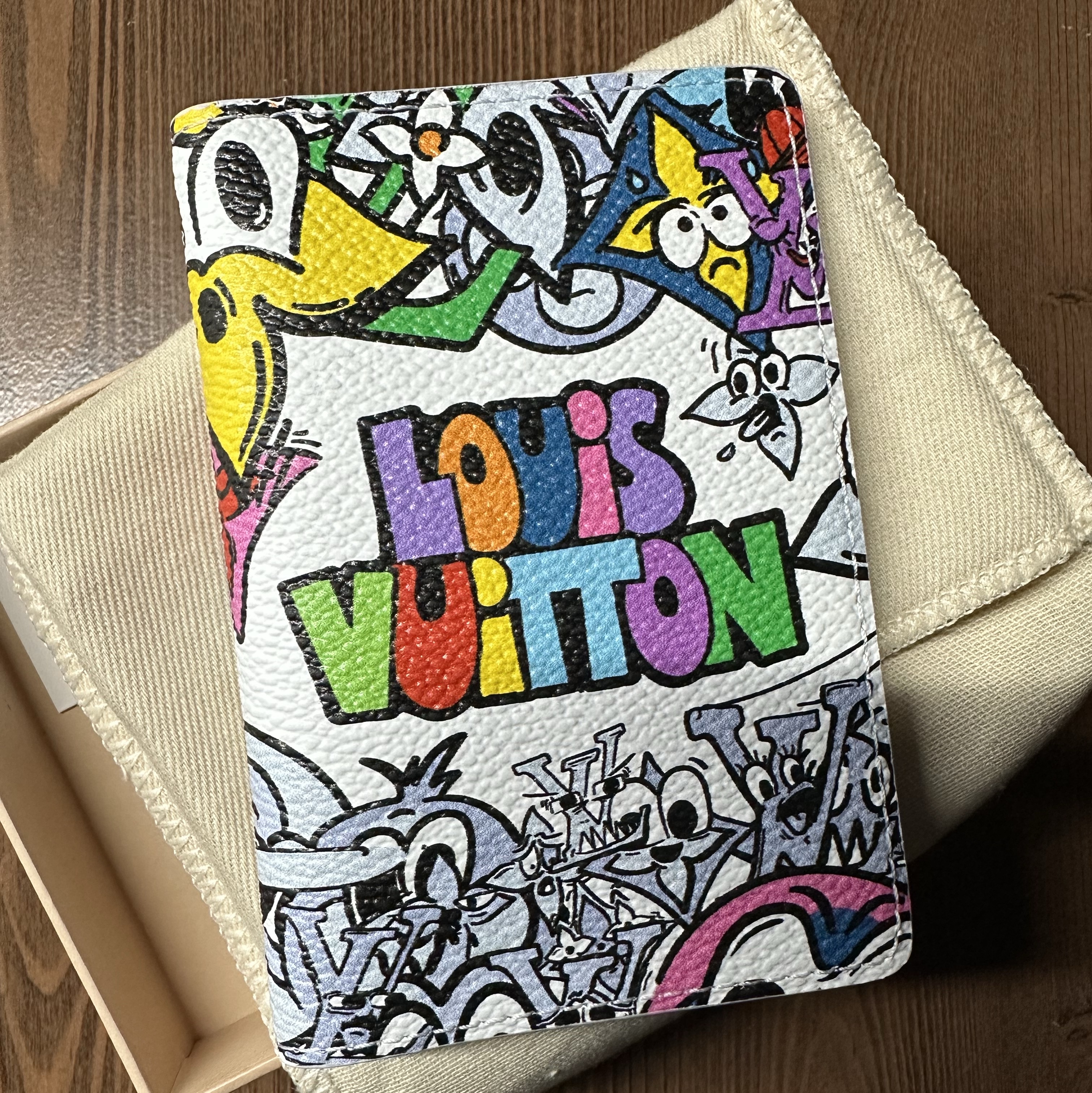 Louis Vuitton Pocket Organizer Monogram Comics Coated Canvas 착용 스타일 - 1