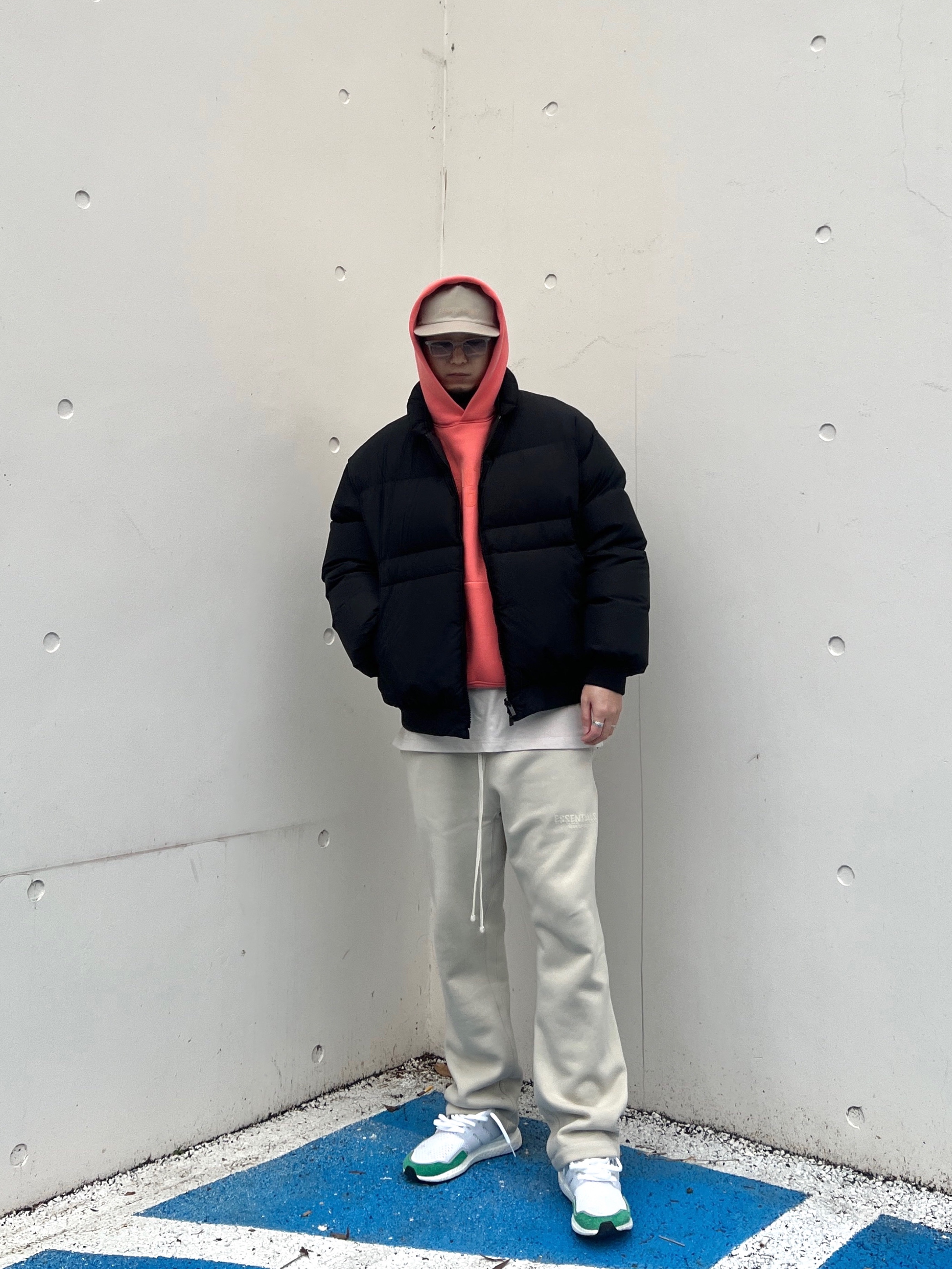 Essentials Hoodie Coral - 22FW, Essentials Relaxed Sweatpants Wheat - 22SS 착용 스타일