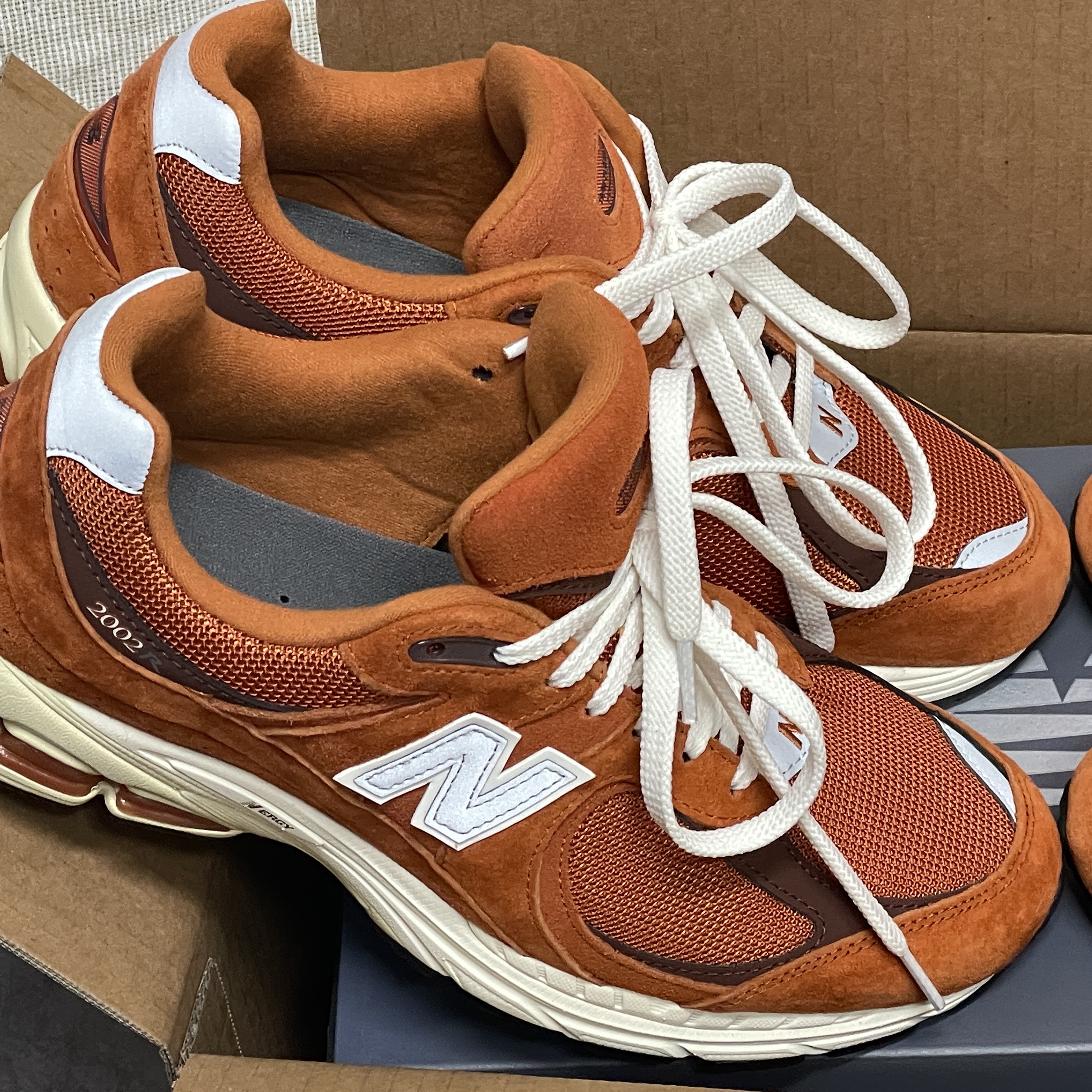 New Balance 2002R Rust Oxide 착용 스타일 - 2