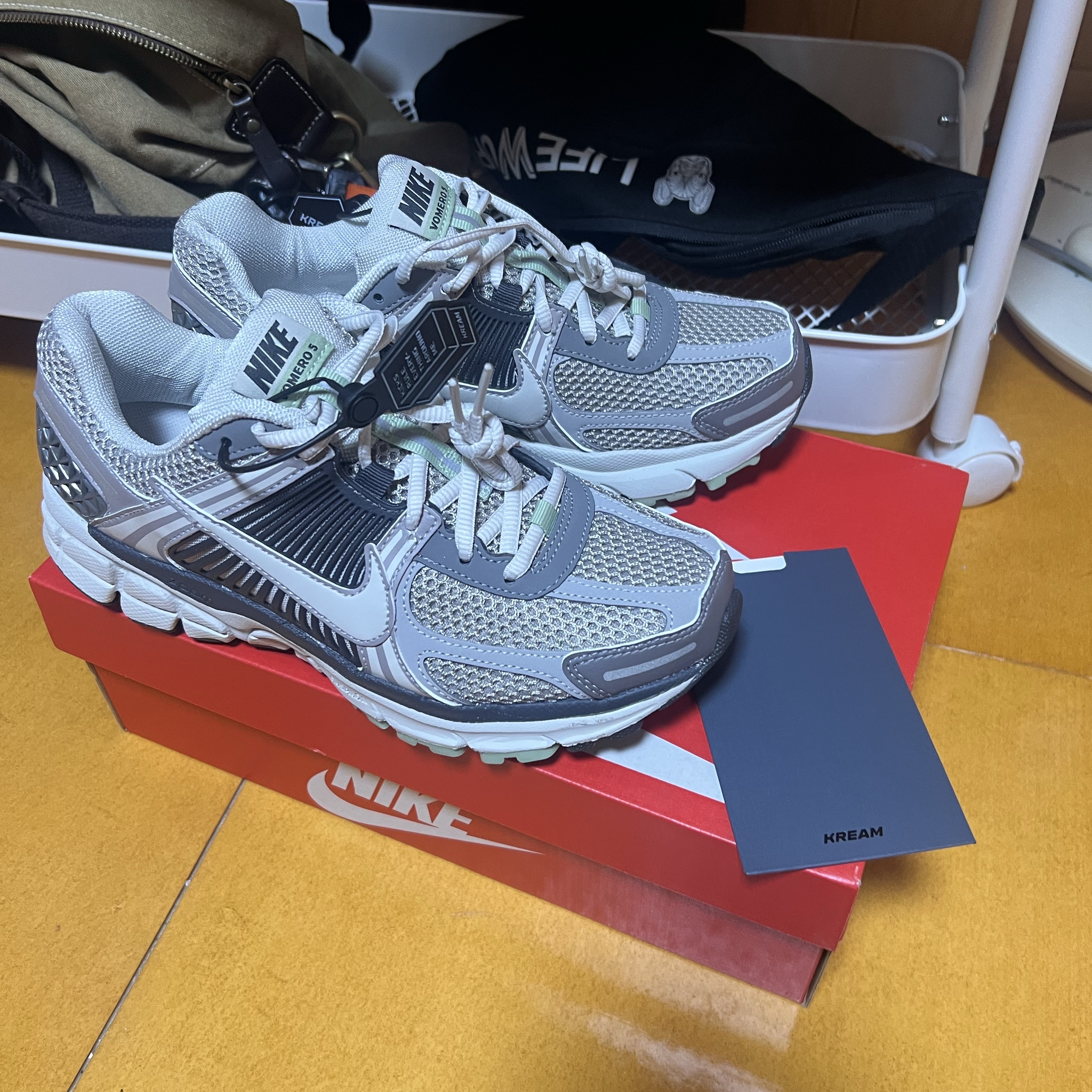 (W) Nike Zoom Vomero 5 Cobblestone and Flat Pewter 착용 스타일