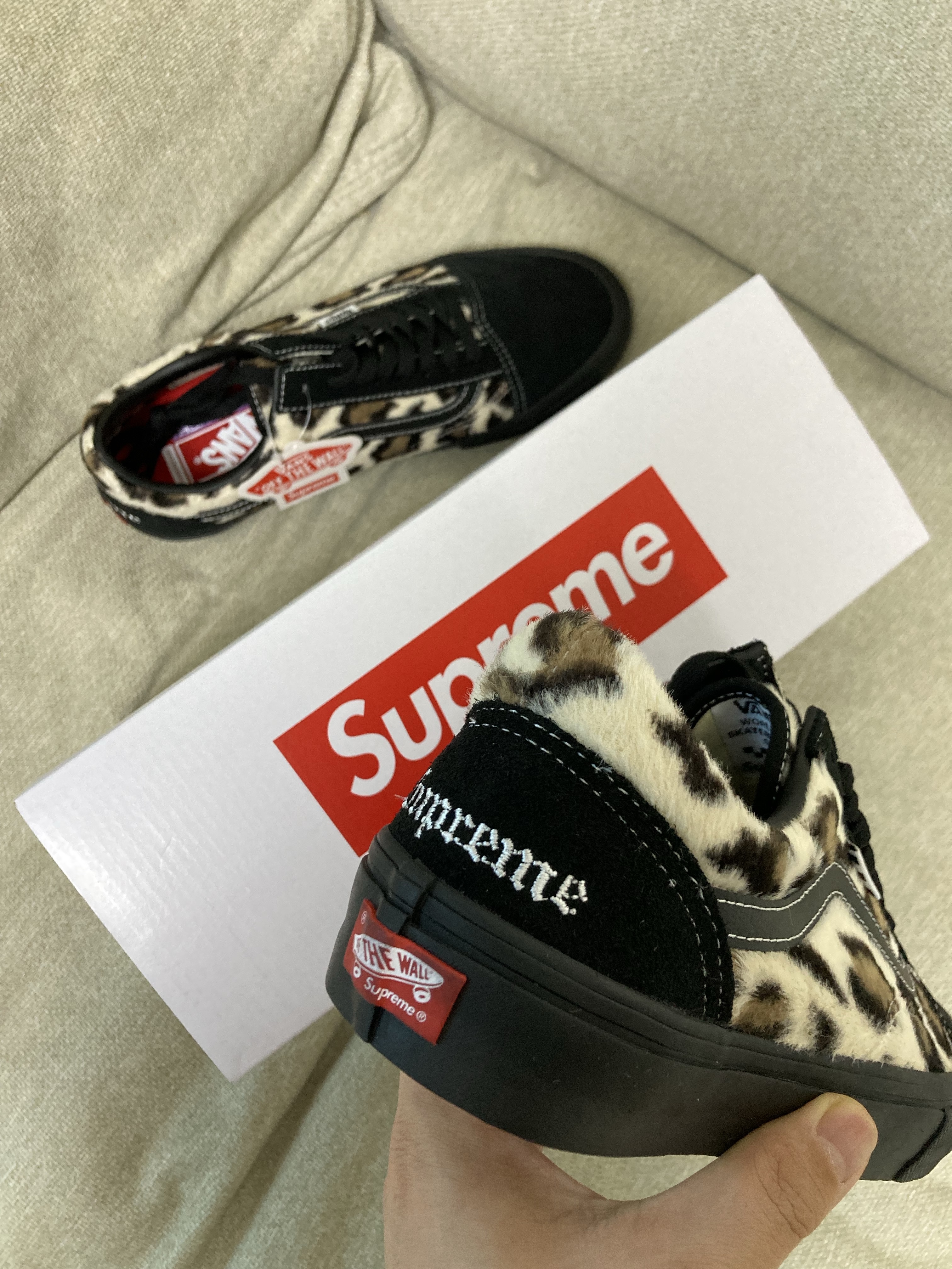 Vans x Supreme Leopard Old Skool Black 착용 스타일 - 2