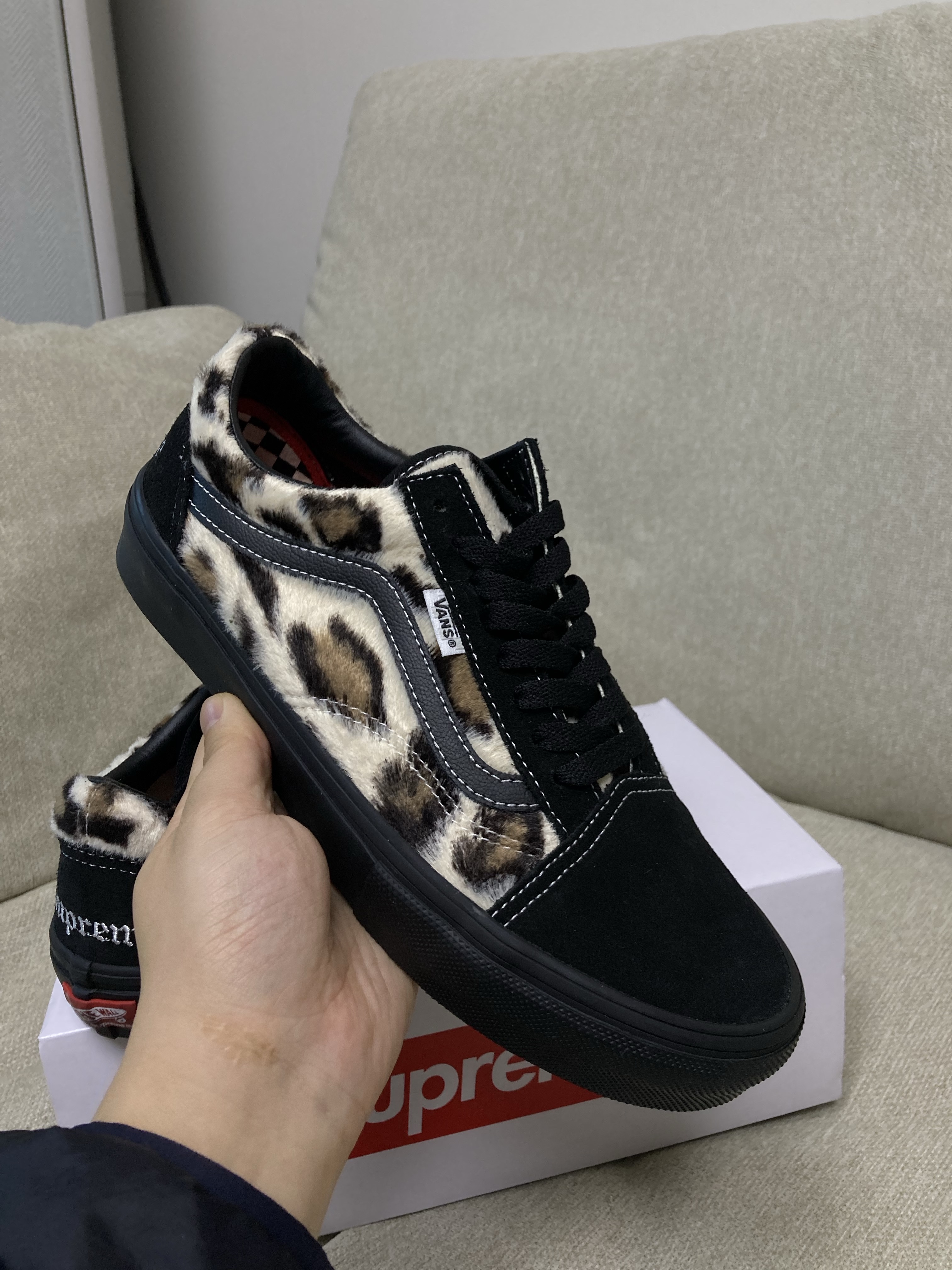 Vans x Supreme Leopard Old Skool Black 착용 스타일 - 1
