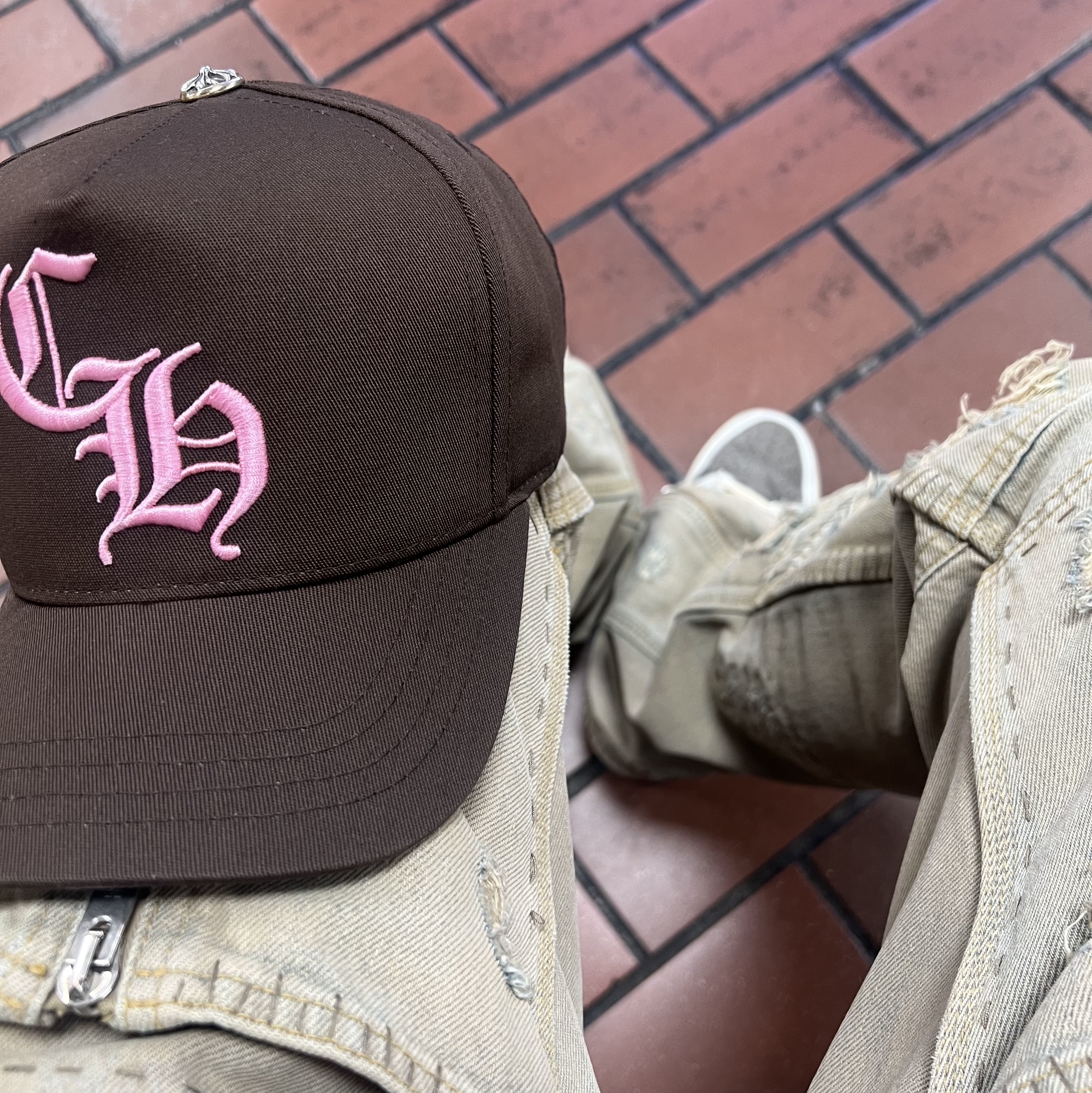 Chrome Hearts CH Baseball Hat Brown Pink, Jordan 1 x Travis Scott Retro Low OG SP Sail and Ridgerock 착용 스타일