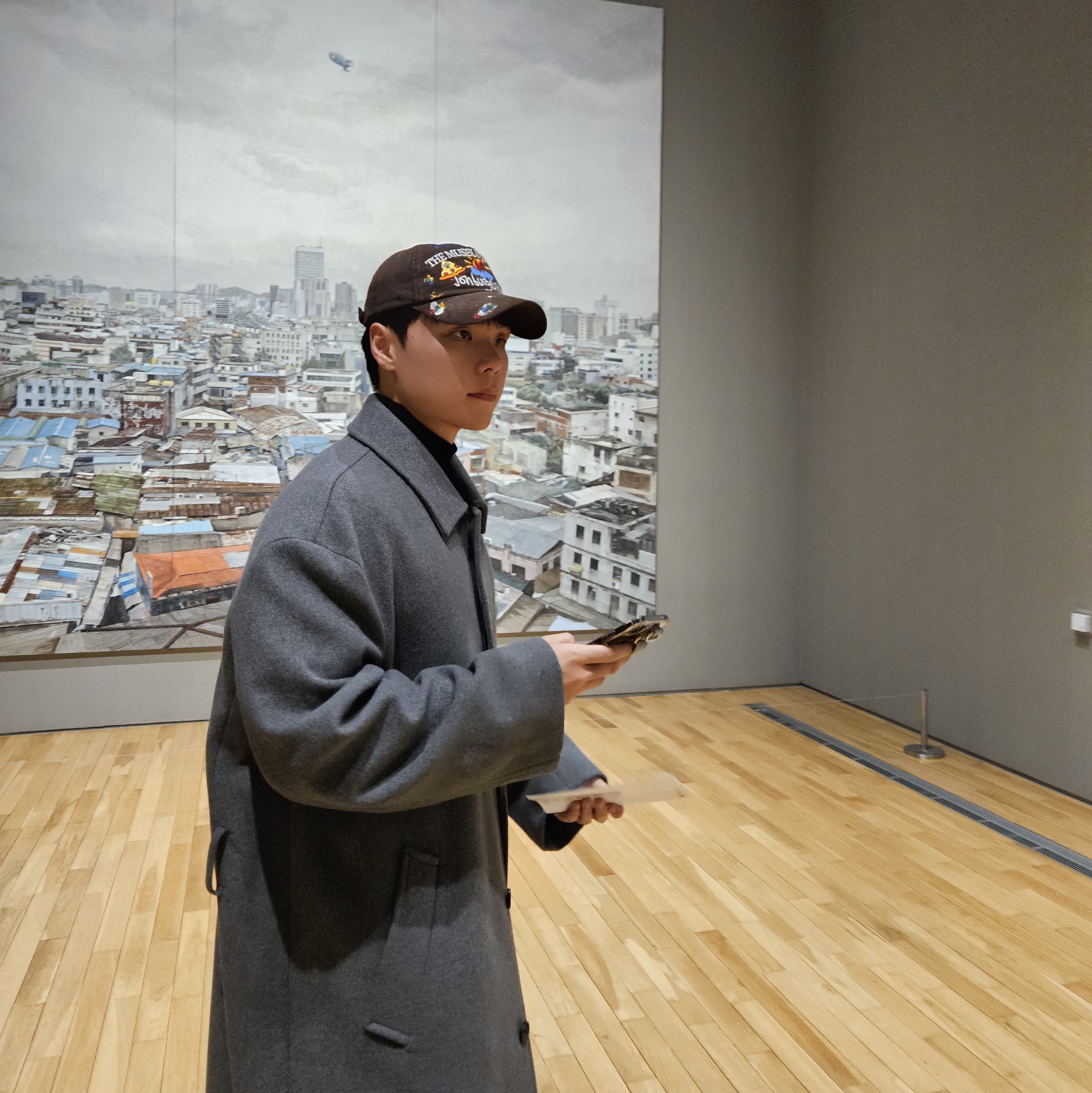 The Museum Visitor x Jon Burgerman Hand Painted Pizza & Poch Corduroy Ball Cap Brown 착용 스타일
