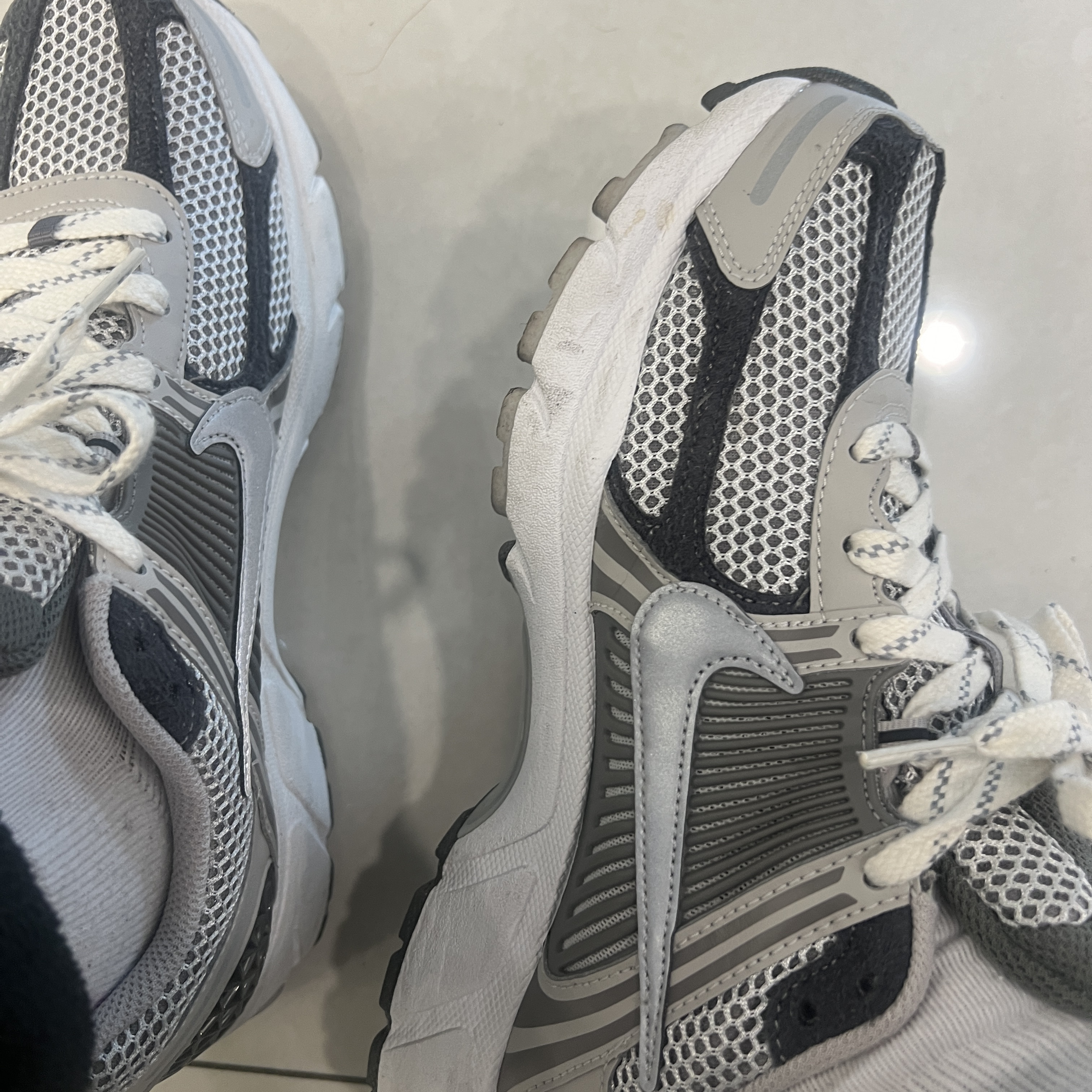 Nike Zoom Vomero 5 PRM Light Iron Ore and Flat Fewter 착용 스타일