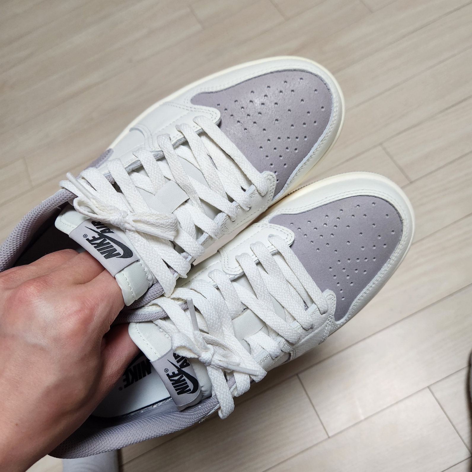 Jordan 1 Retro Low OG Atmosphere Grey 착용 스타일 - 3