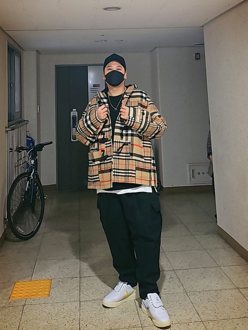 Nike x Peaceminusone Kwondo1 White, Burberry Exaggerated Check Technical Wool Duffle Coat Black 착용 스타일 - 2