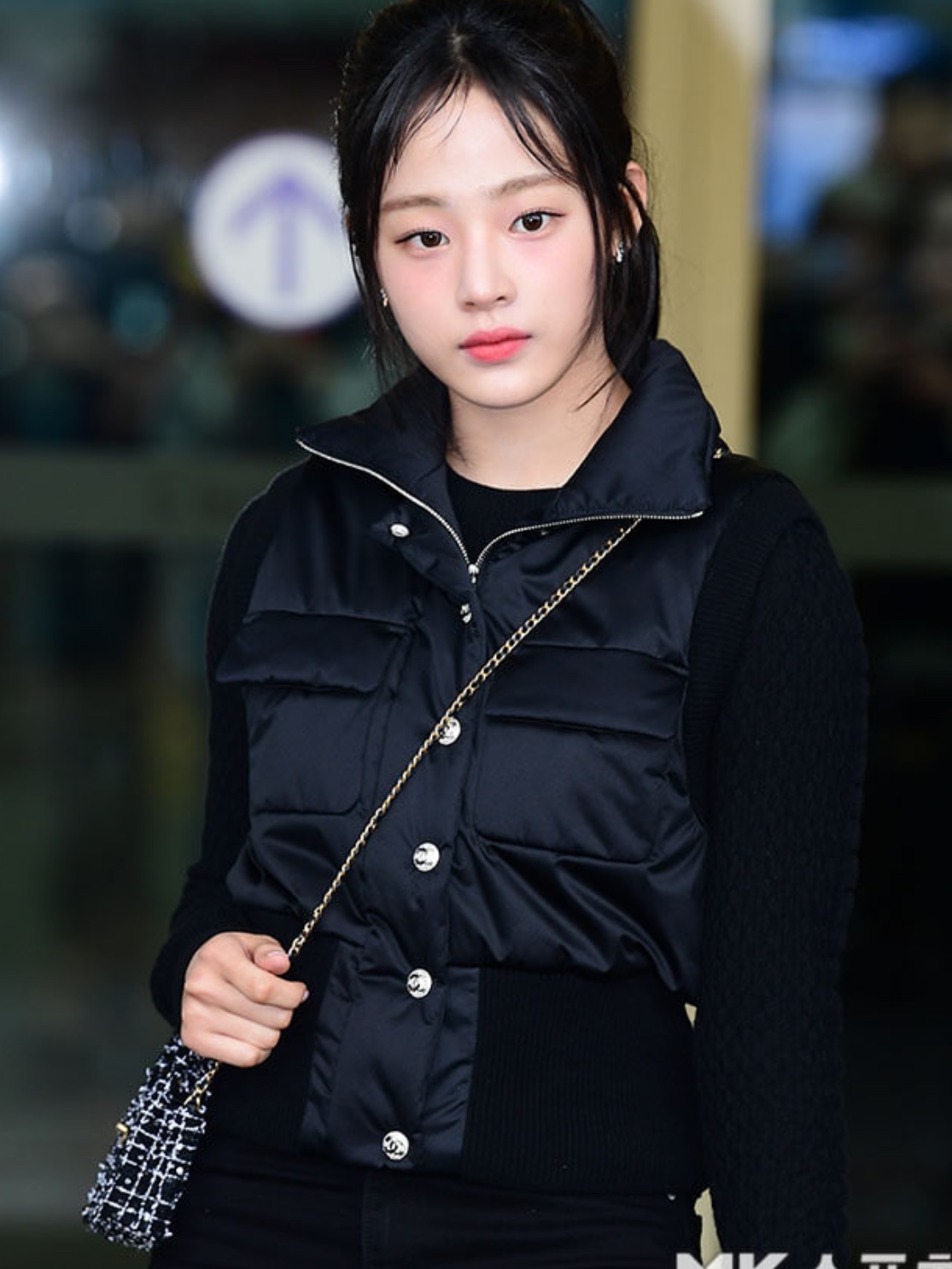 Chanel Small Flap Bag with Top Handle Tweed Lambskin & Gold Black White 착용 스타일