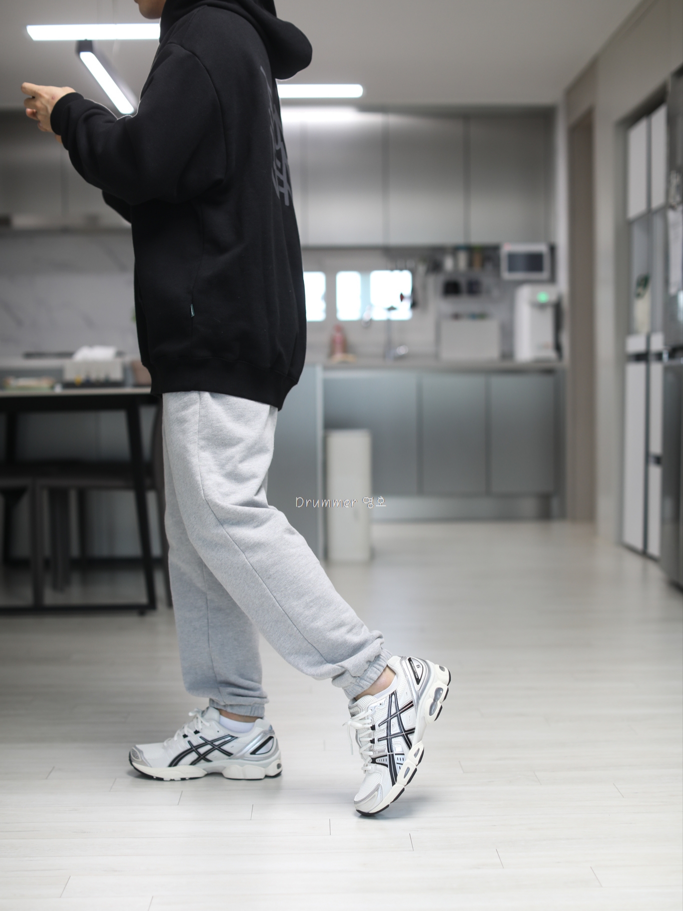 Asics Gel-Nimbus 9 Cream Black 착용 스타일 - 2