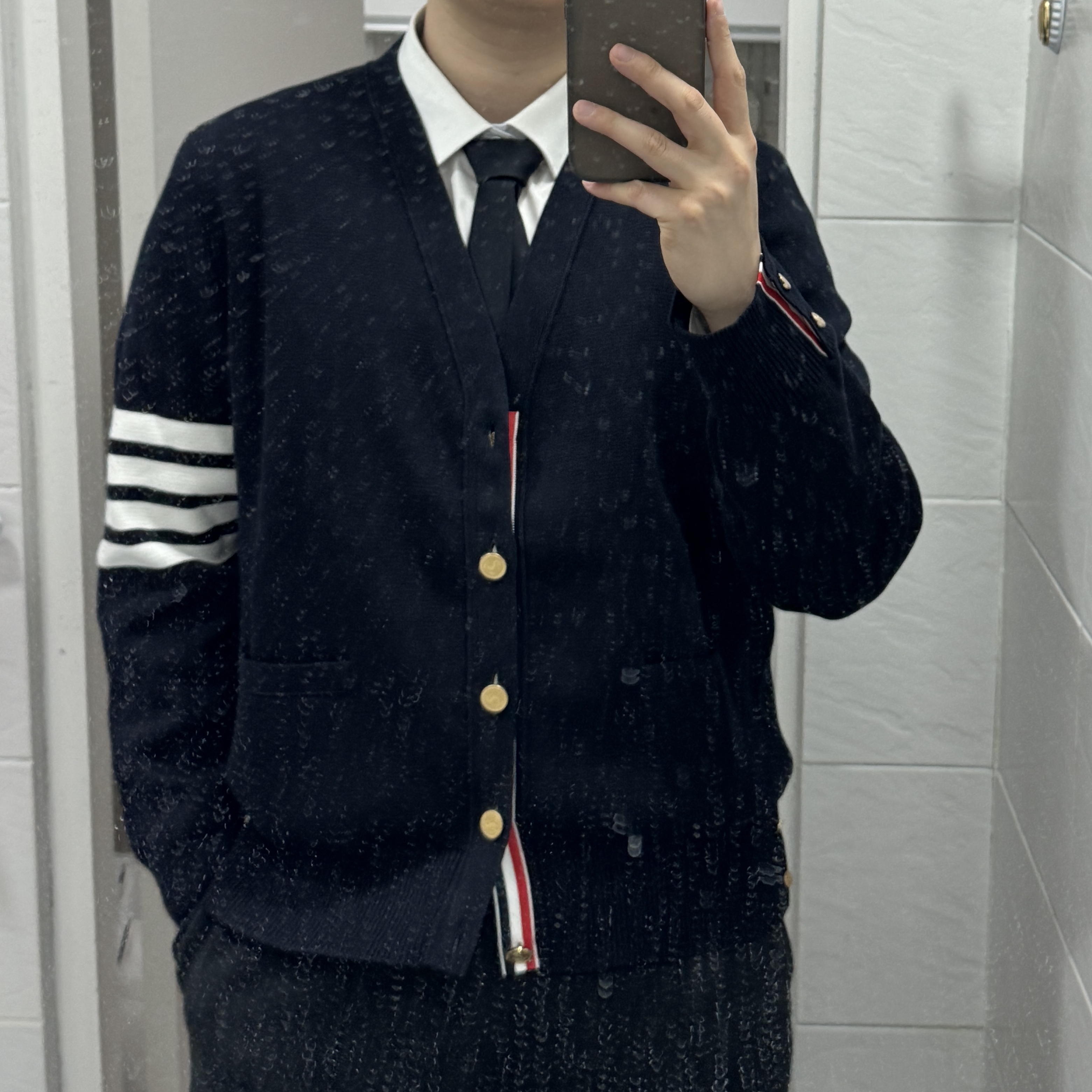 Thom Browne Milano Stitch 4-Bar Cardigan Navy 착용 스타일 - 1