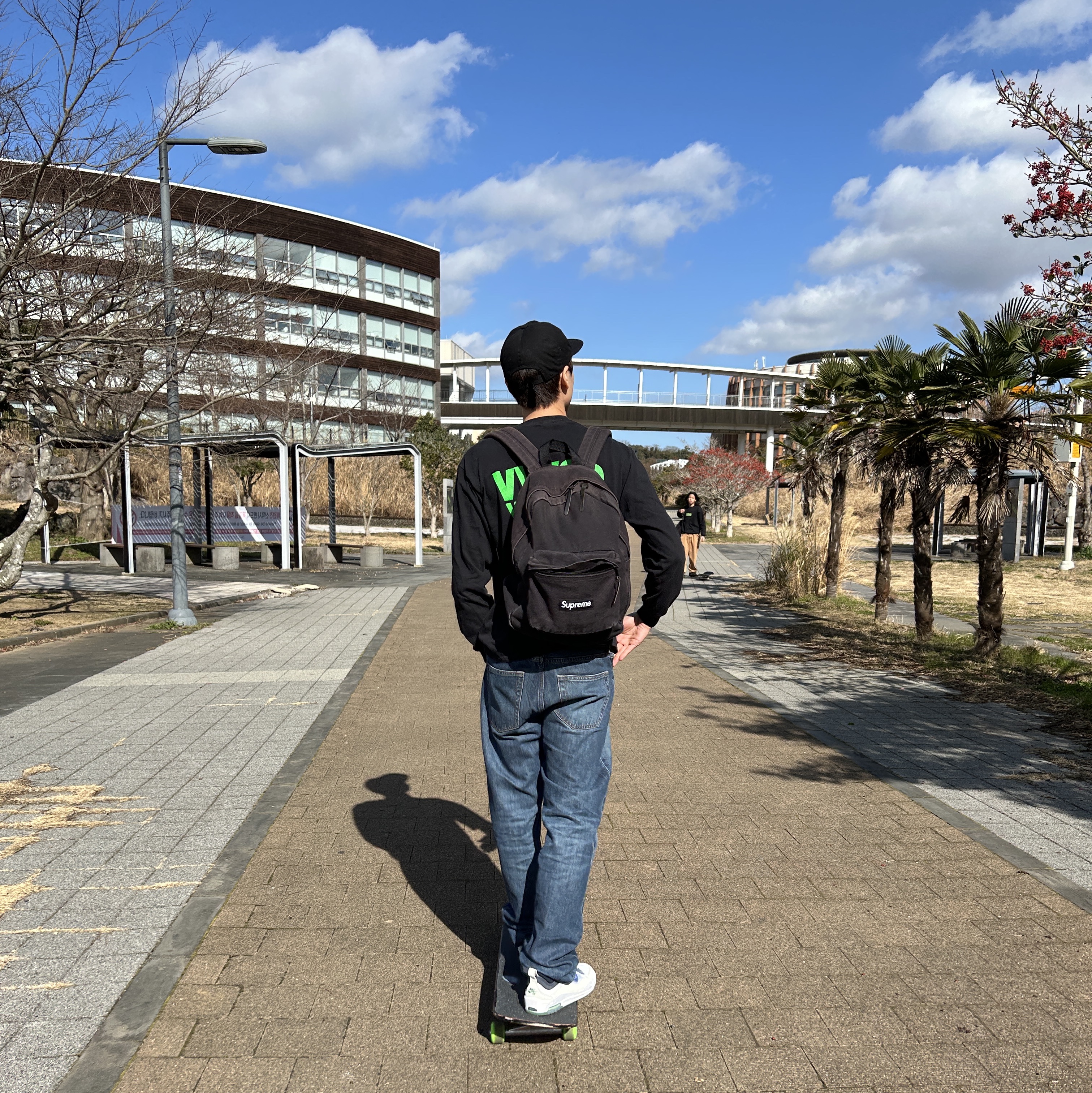 Supreme Canvas Backpack Black 착용 스타일