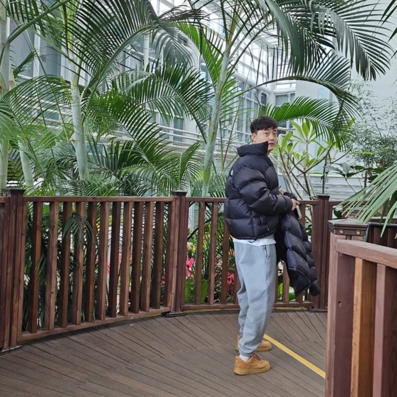 The North Face 1996 Eco Nuptse Jacket Black, Nike Air Force 1 '07 WB Flax 착용 스타일 - 1
