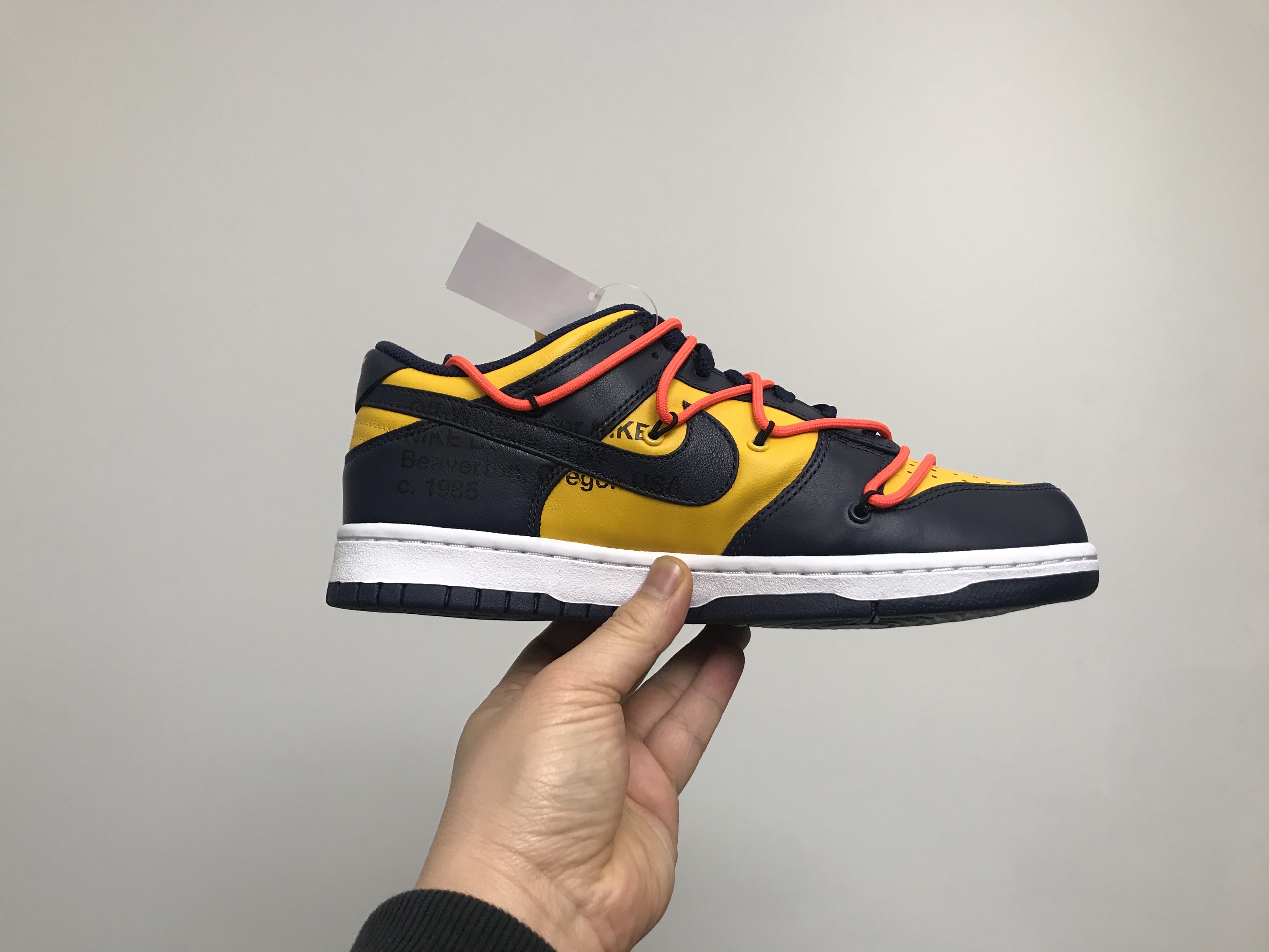 Nike x Off-White Dunk Low University Gold Midnight Navy 착용 스타일 - 2