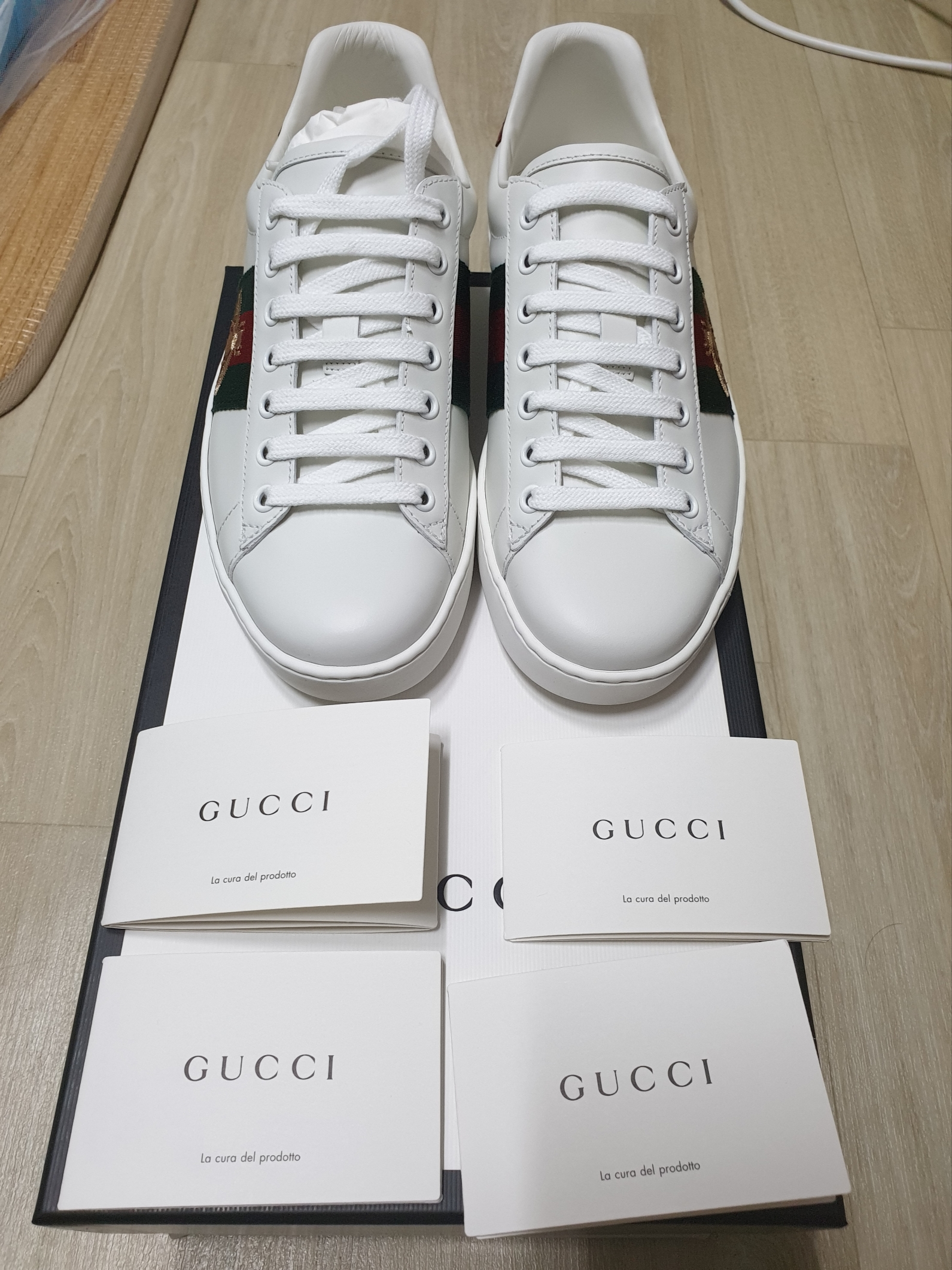 Gucci Ace Embroidered Bee 착용 스타일