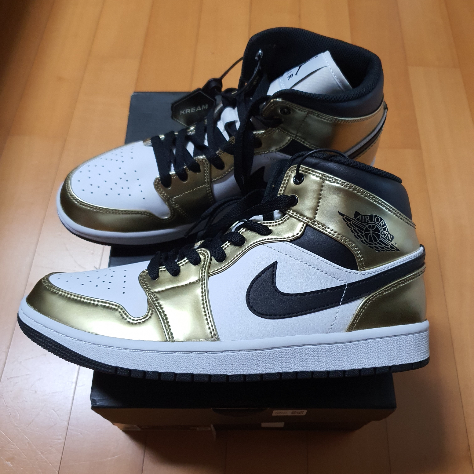 Jordan 1 Mid SE Metallic Gold 착용 스타일