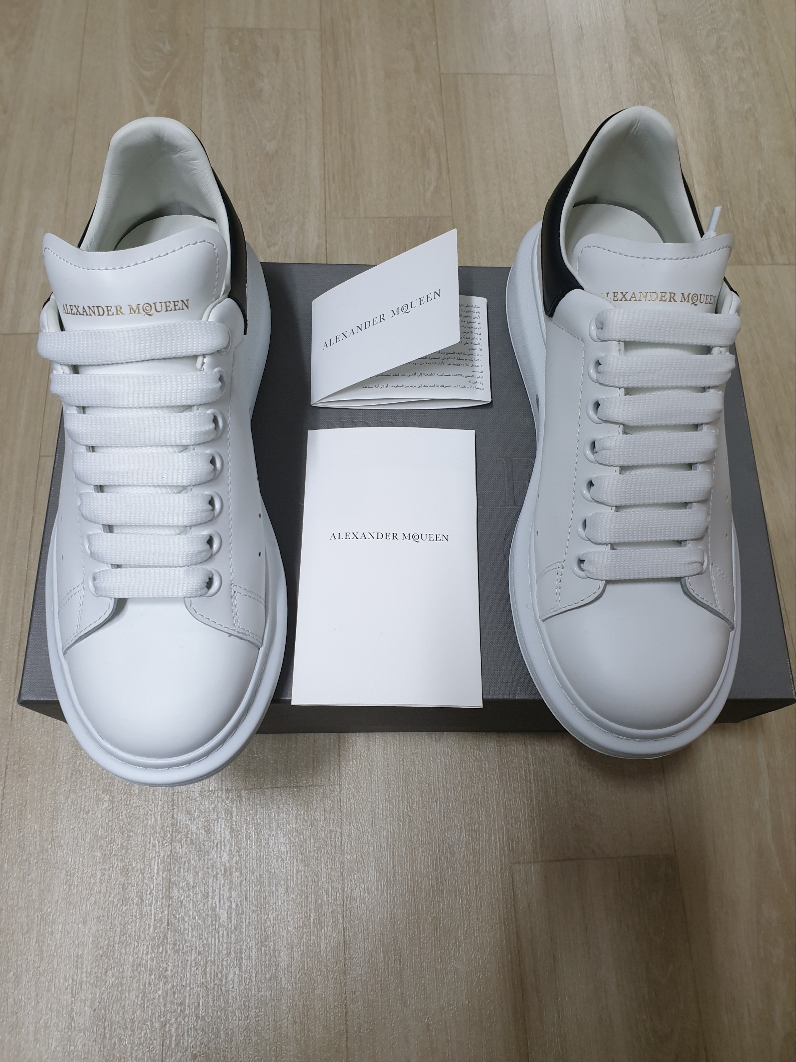 Alexander McQueen Oversized Sneakers White Black 착용 스타일