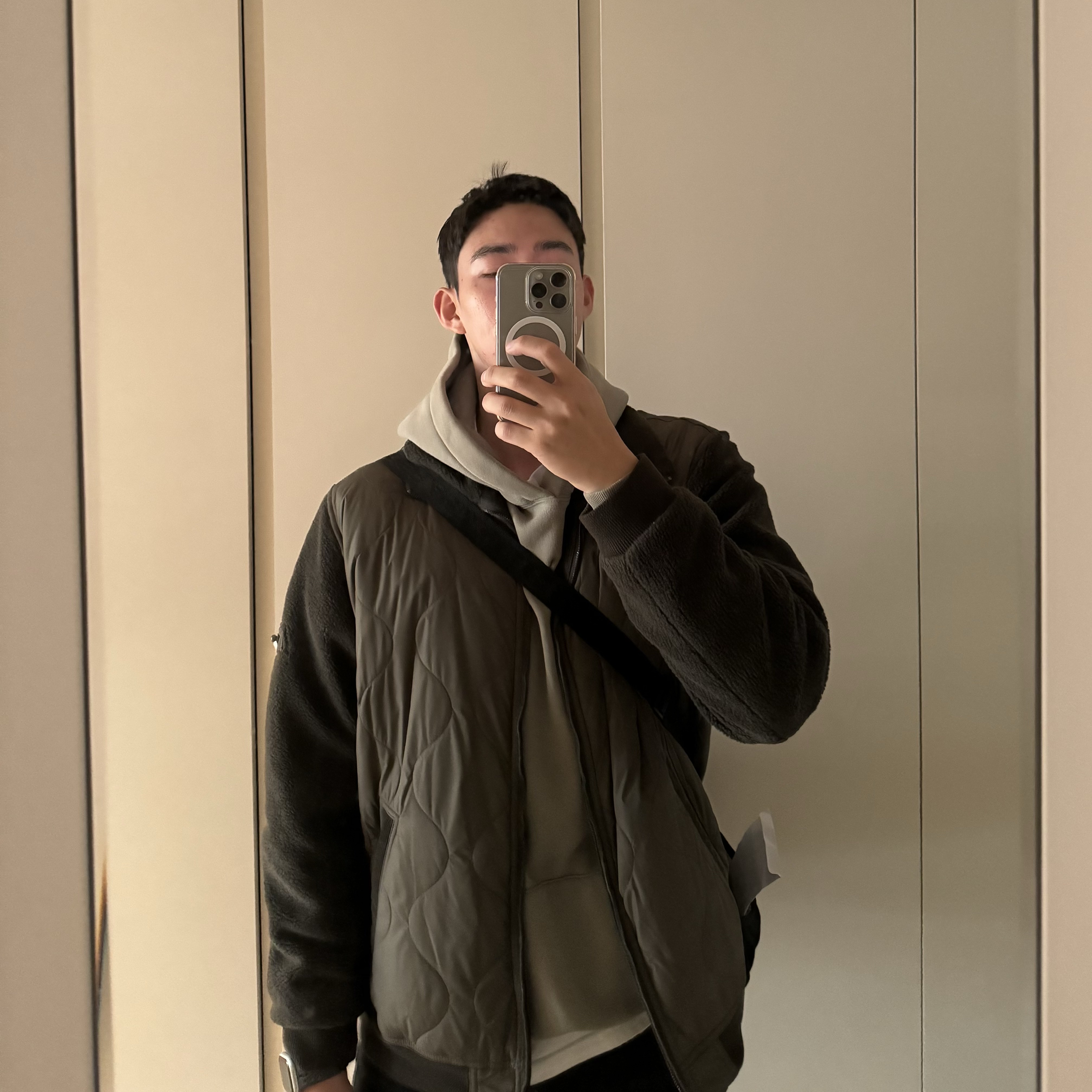 IAB Studio Hoodie Olive 착용 스타일 - 2