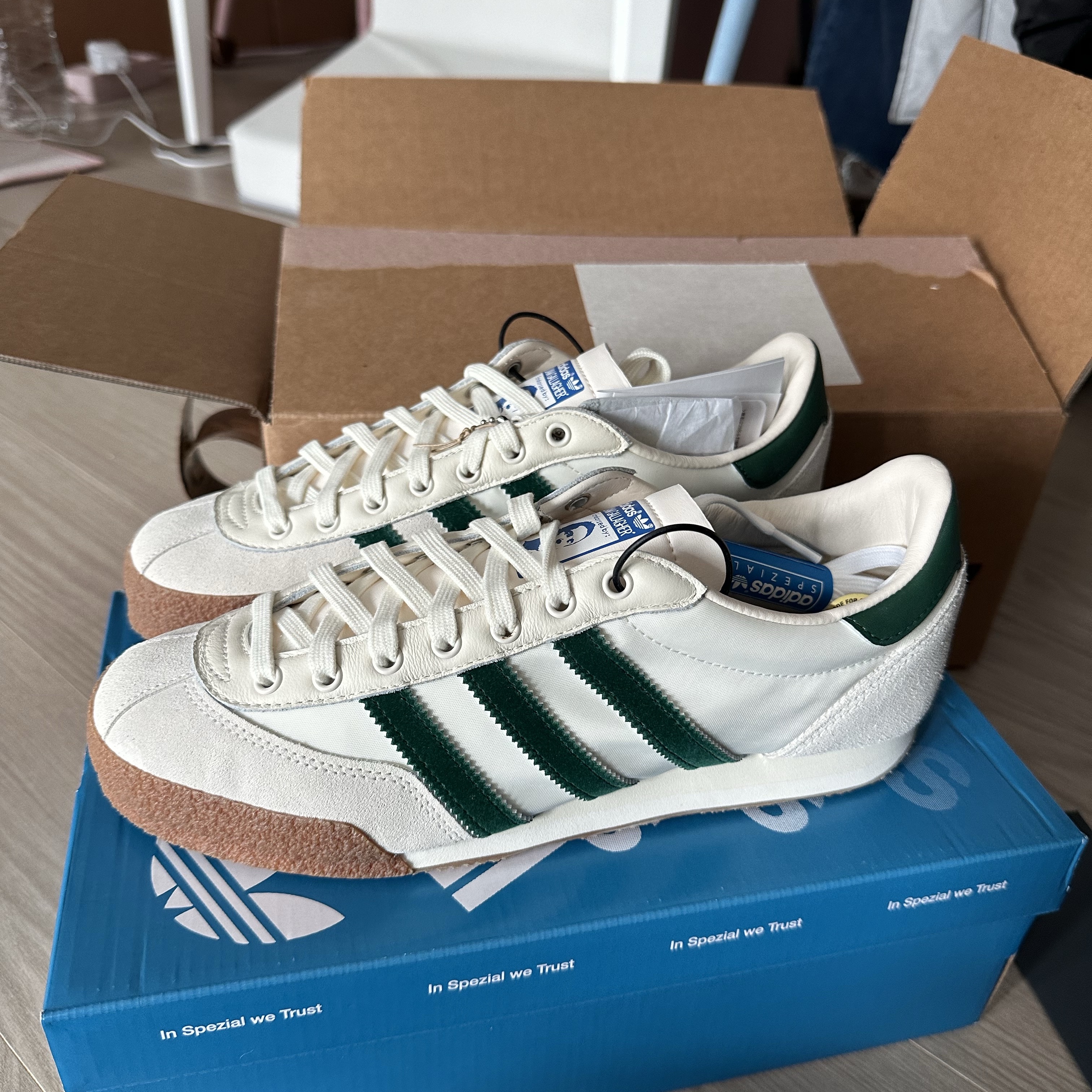 Adidas x Liam Gallagher Spezial LG II Cream White Collegiate Green 착용 스타일 - 1