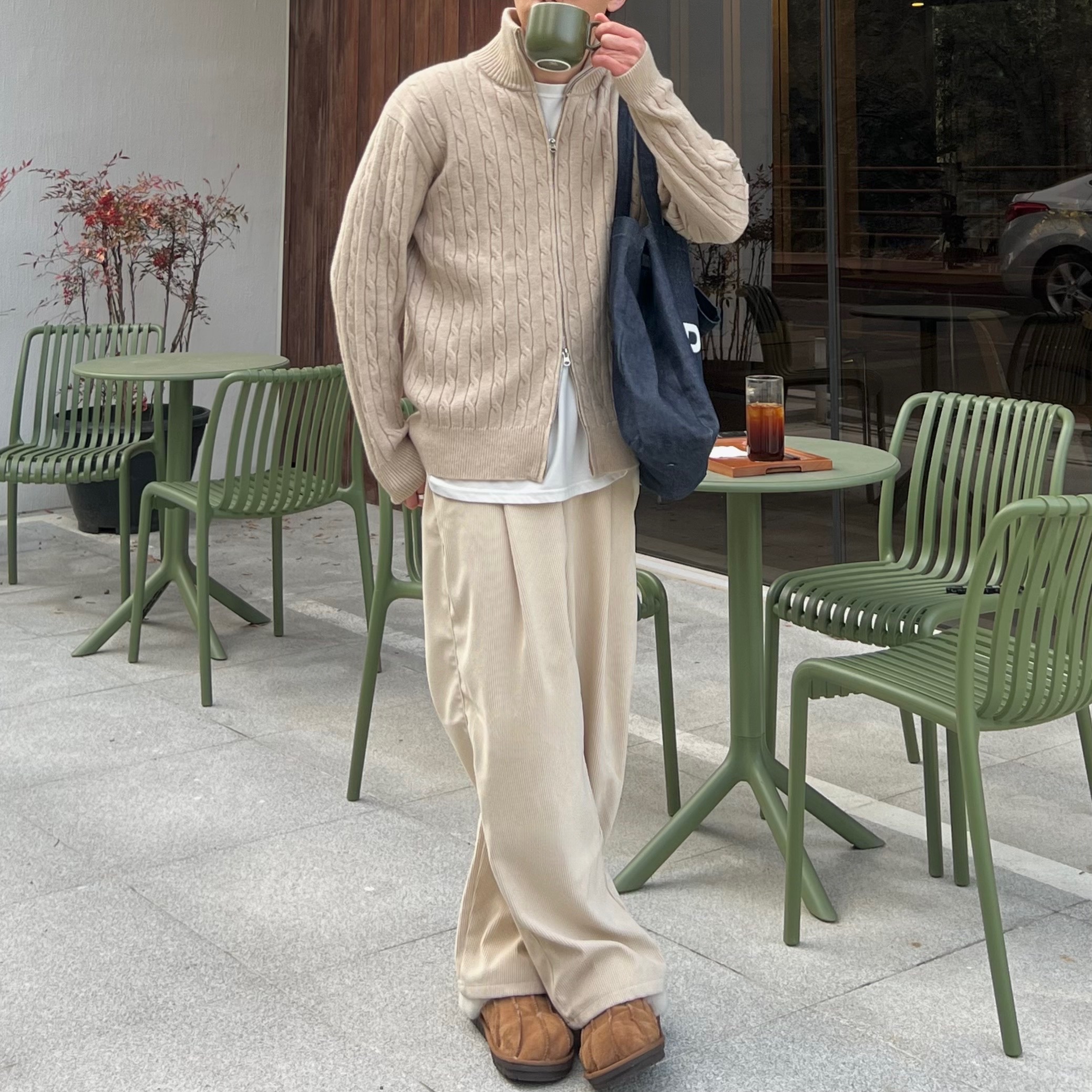 A.P.C. Daniela Shopping Bag Indigo 착용 스타일 - 2