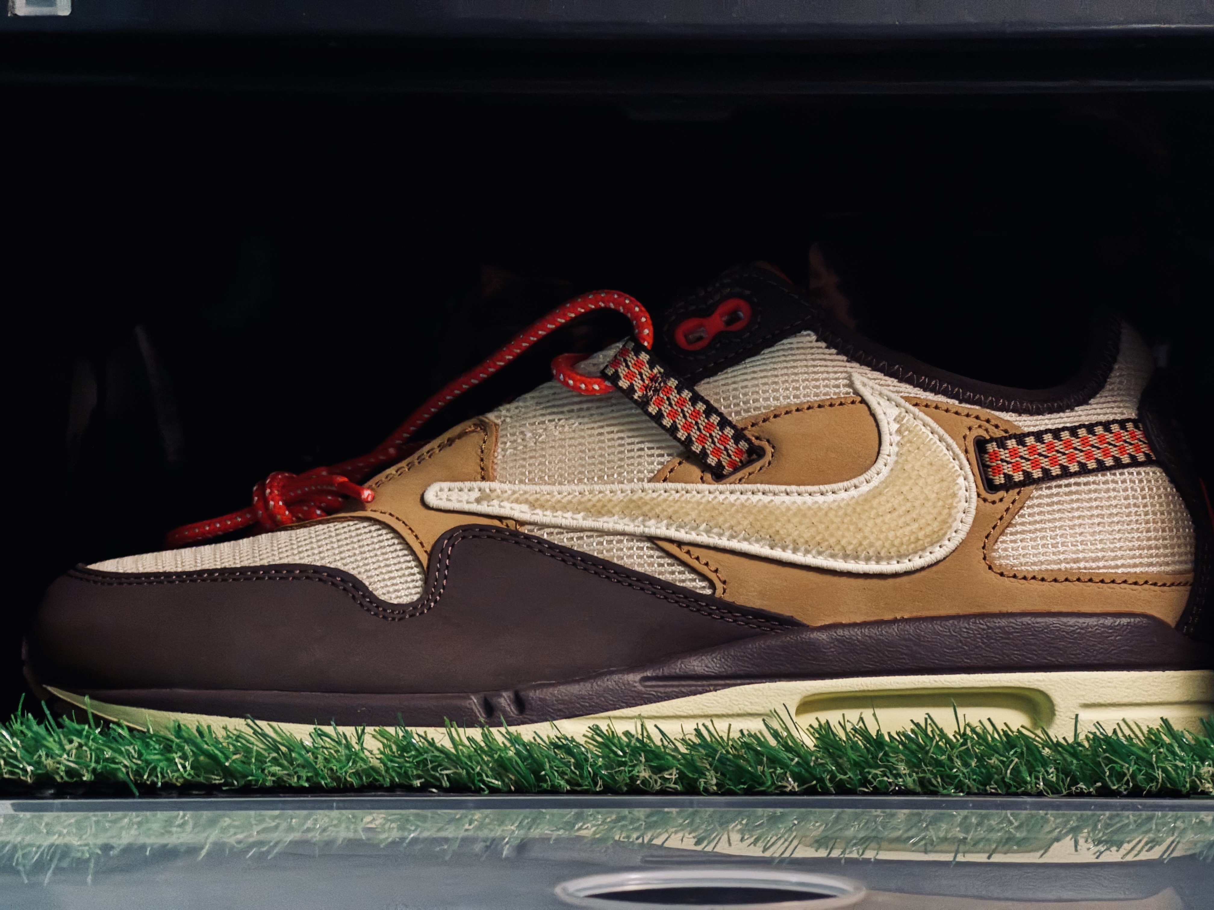 Nike x Travis Scott Air Max 1 Cact.us Brown 착용 스타일