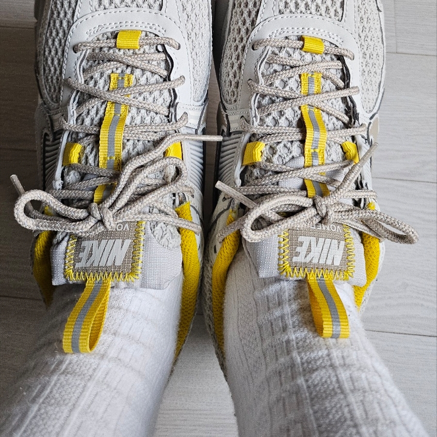 (W) Nike Zoom Vomero 5 Light Bone 착용 스타일