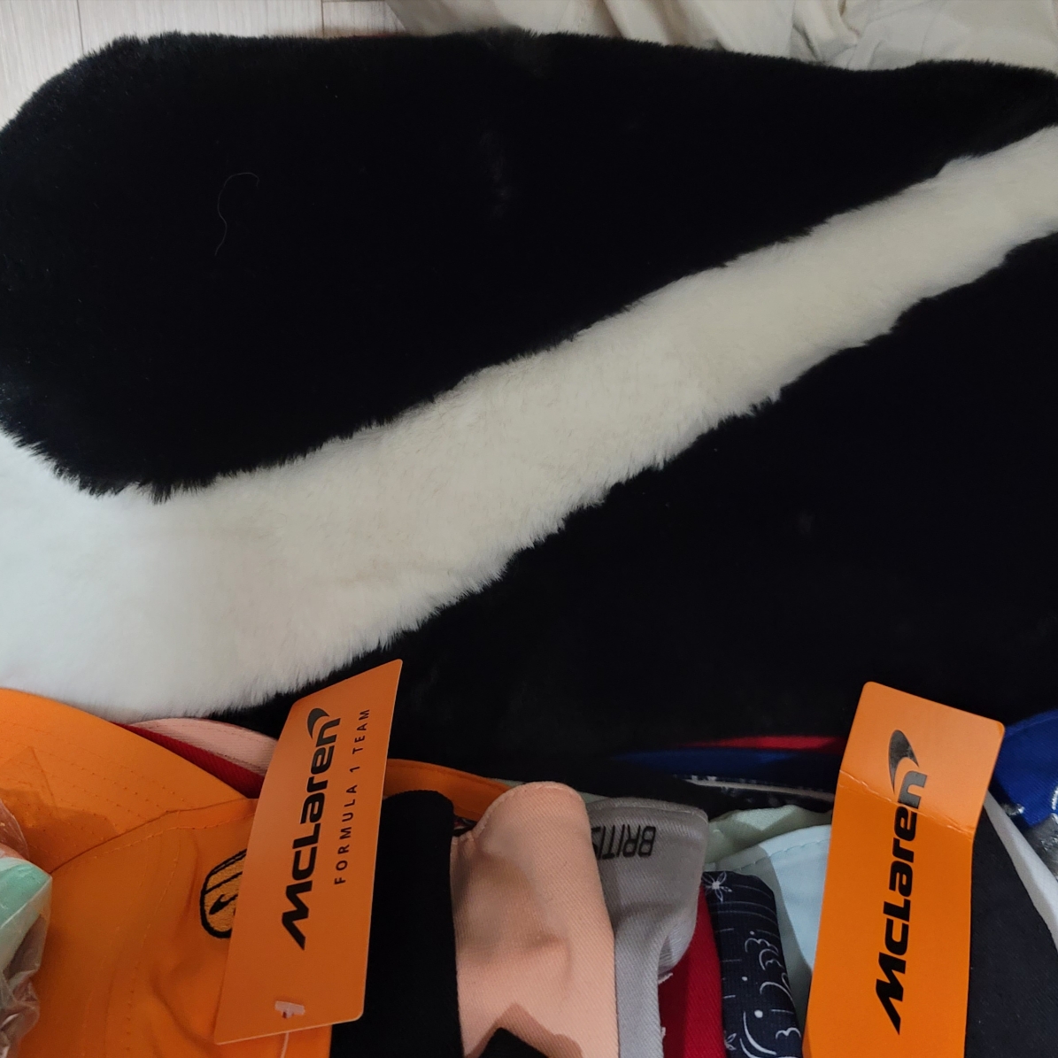 Nike NSW Faux Fur Tote Bag Black 착용 스타일