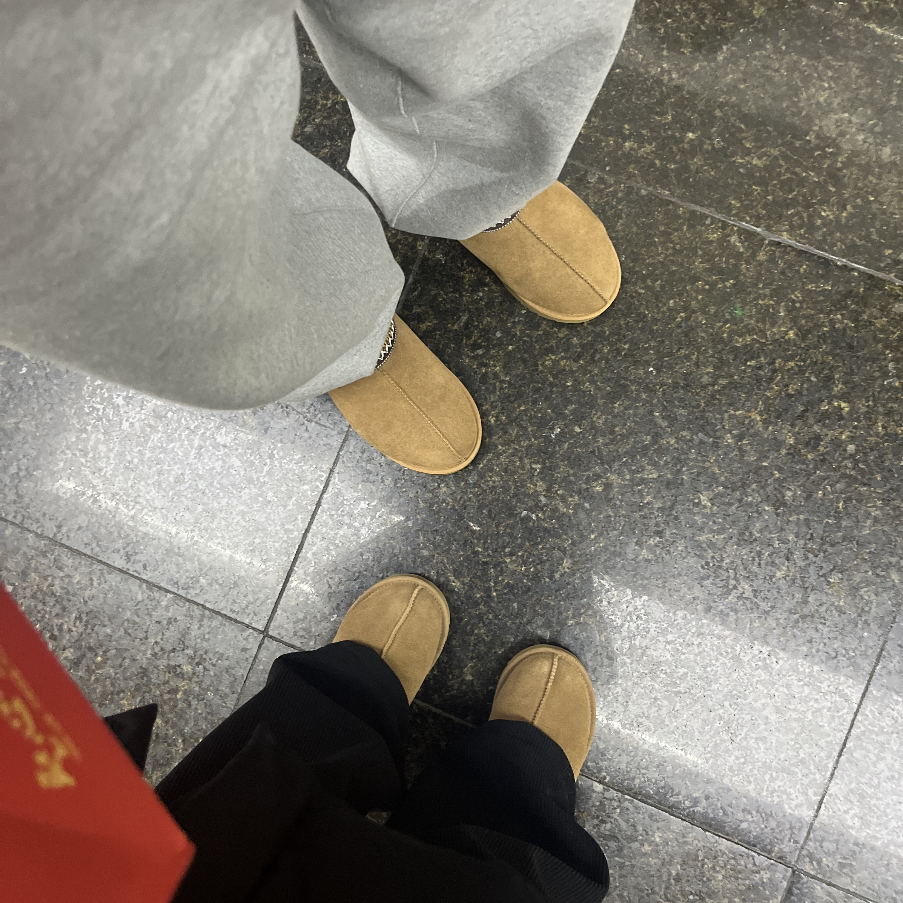 (W) UGG Tasman Slipper Chestnut 착용 스타일