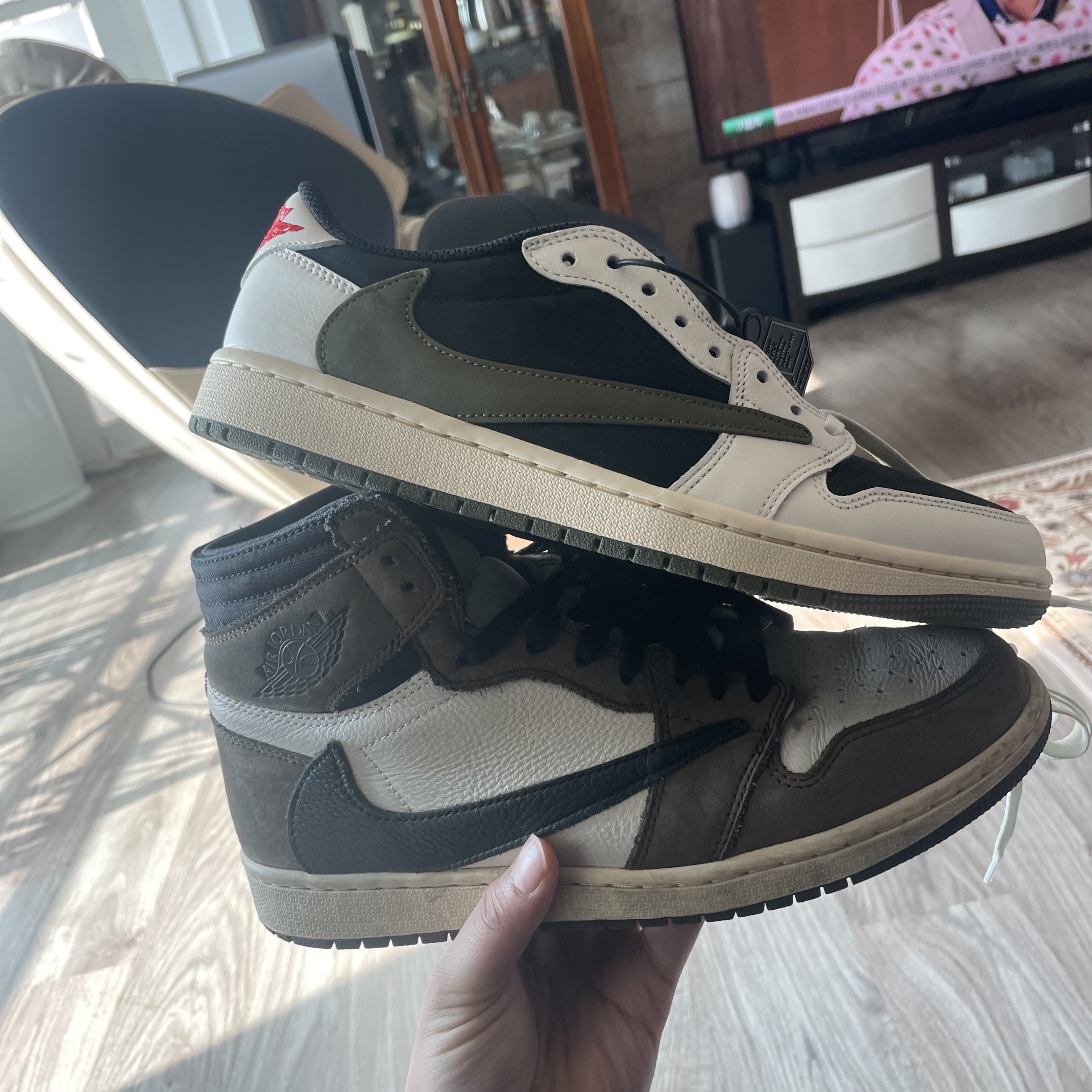 (W) Jordan 1 x Travis Scott Retro Low OG SP Medium Olive, Jordan 1 x Travis Scott Retro High OG SP Mocha 착용 스타일 - 2