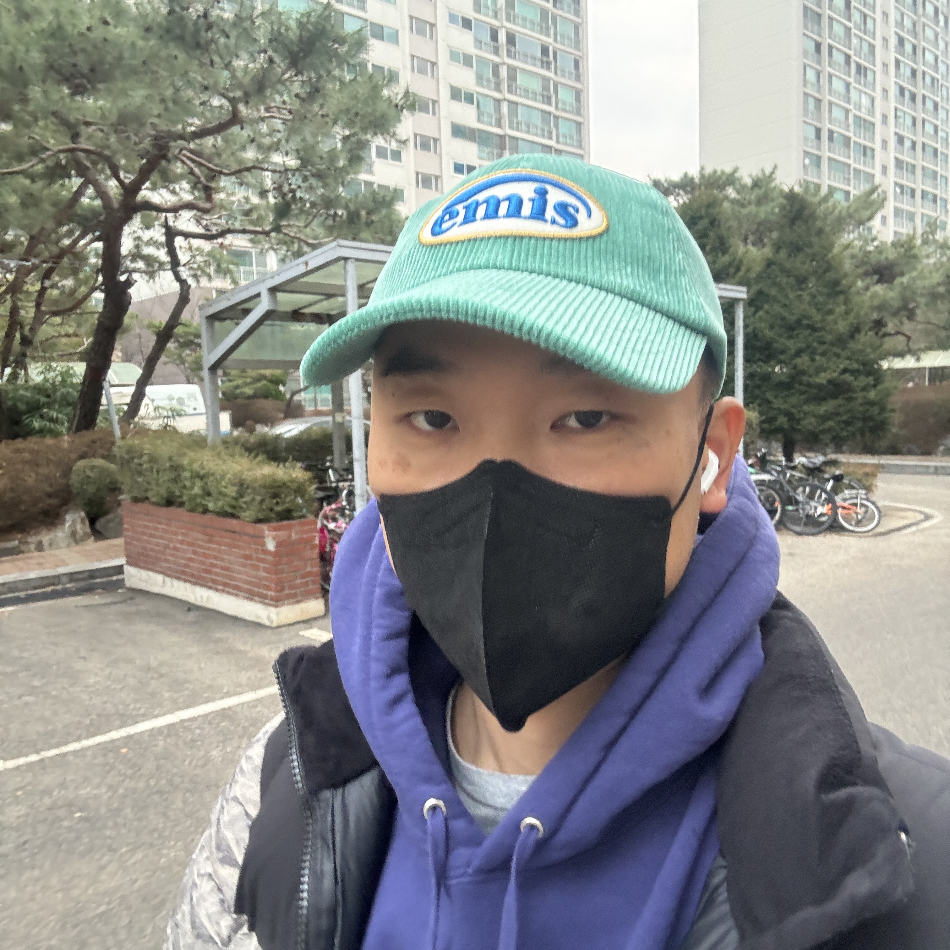 The North Face White Label Novelty Nuptse Down Jacket Beige, Supreme Sleeve Arc Hooded Sweatshirt Washed Navy - 23FW 착용 스타일
