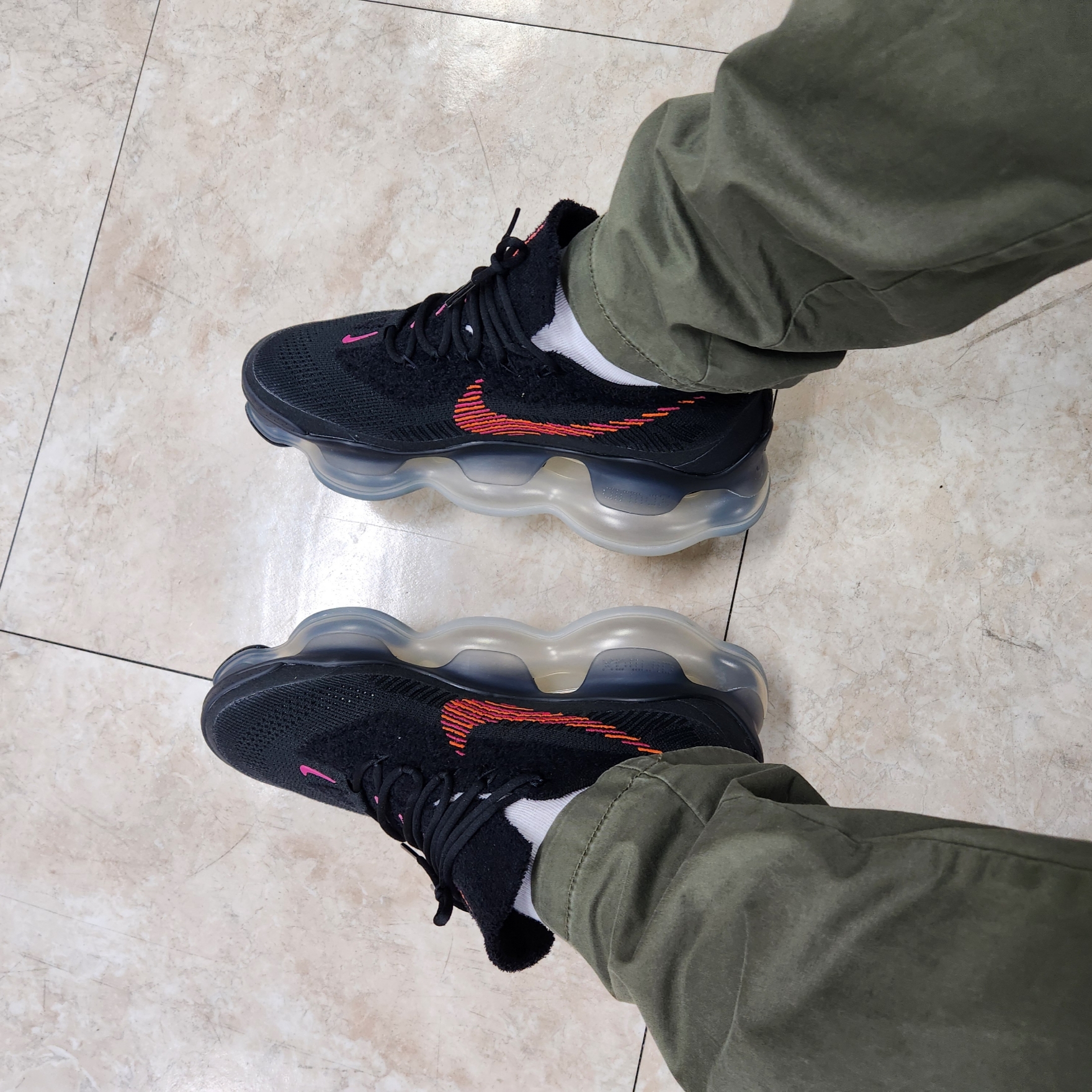 Nike Air Max Scorpion Black and Fireberry 착용 스타일 - 2