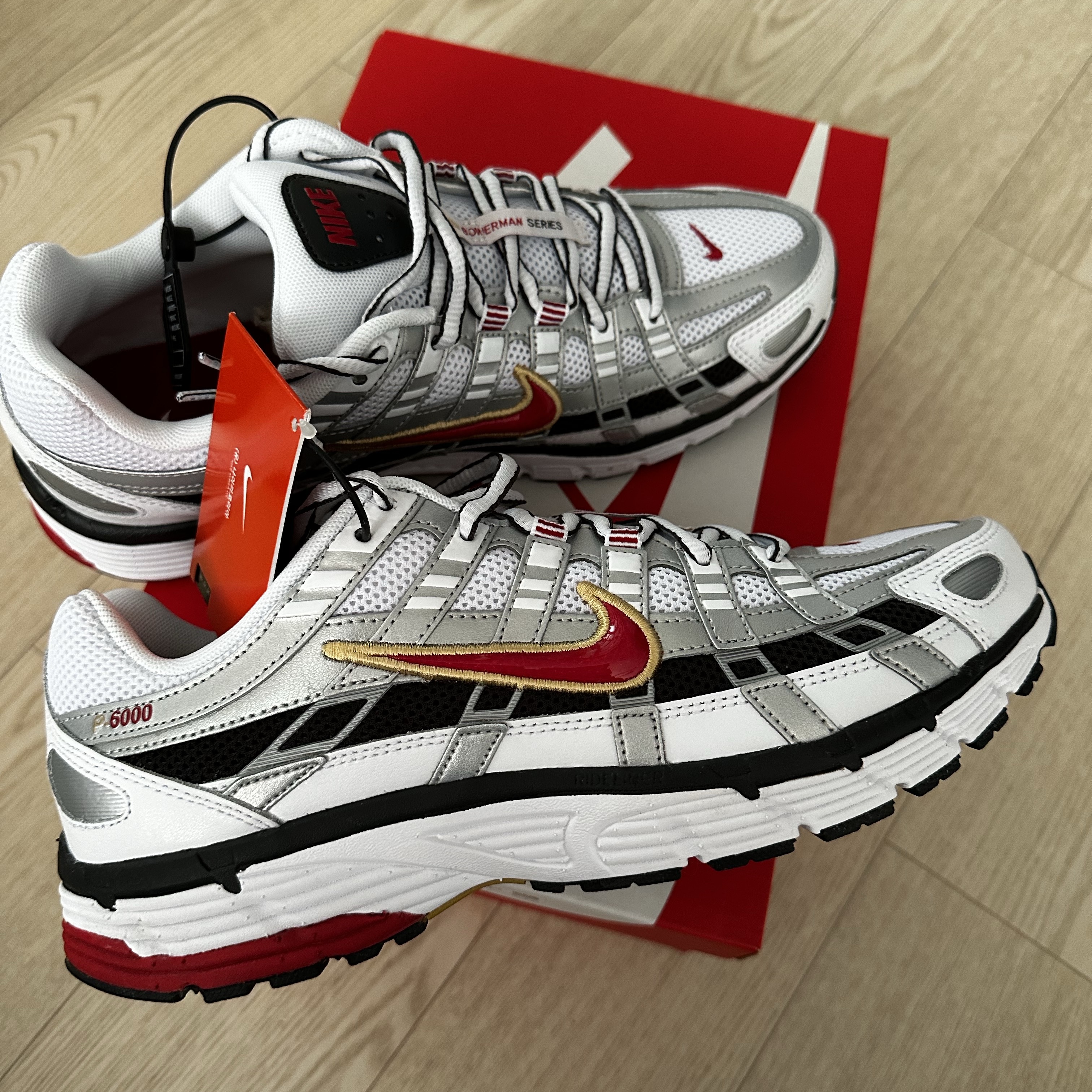 (W) Nike P-6000 Metallic Silver Red 착용 스타일 - 2