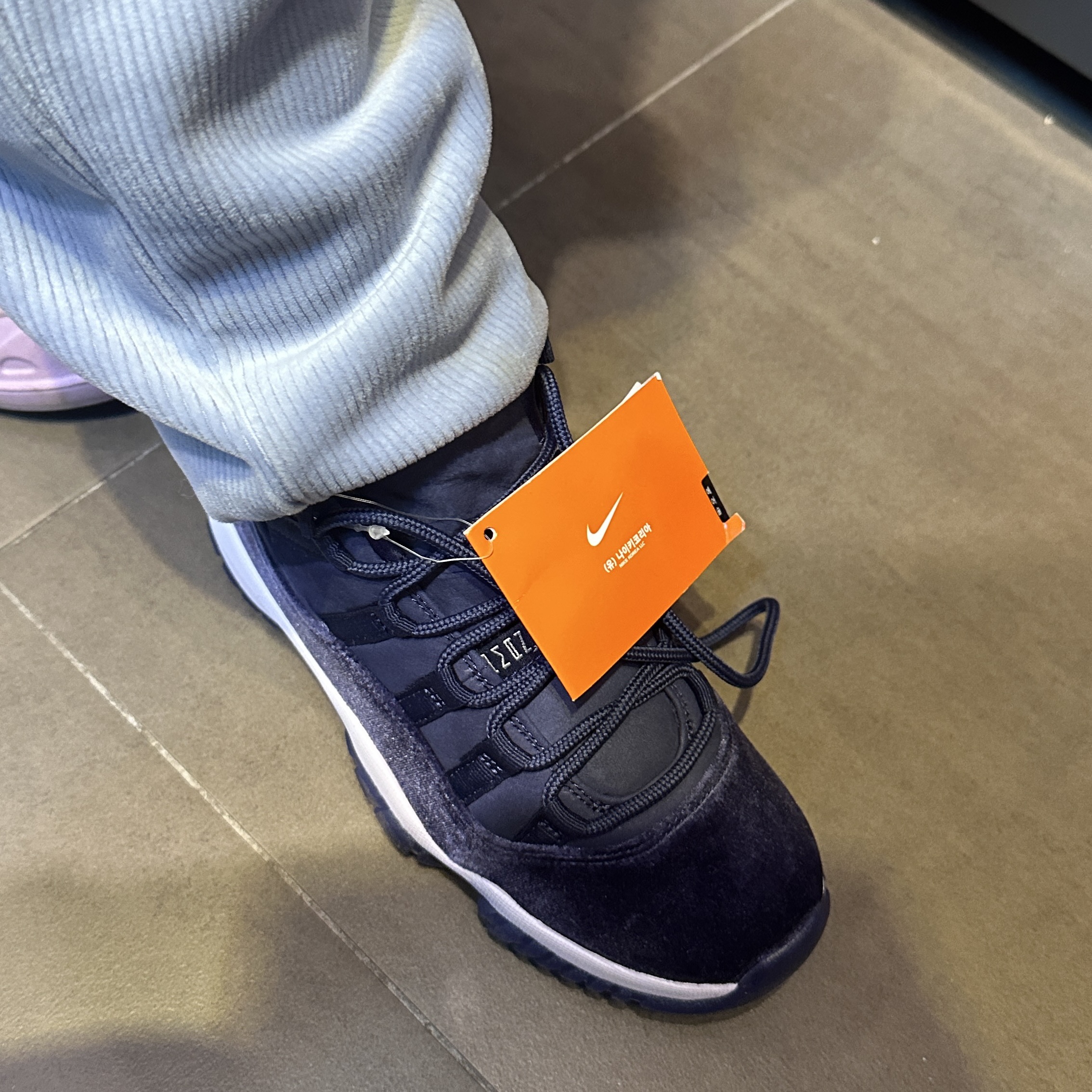 (W) Jordan 11 Retro Midnight Navy 착용 스타일