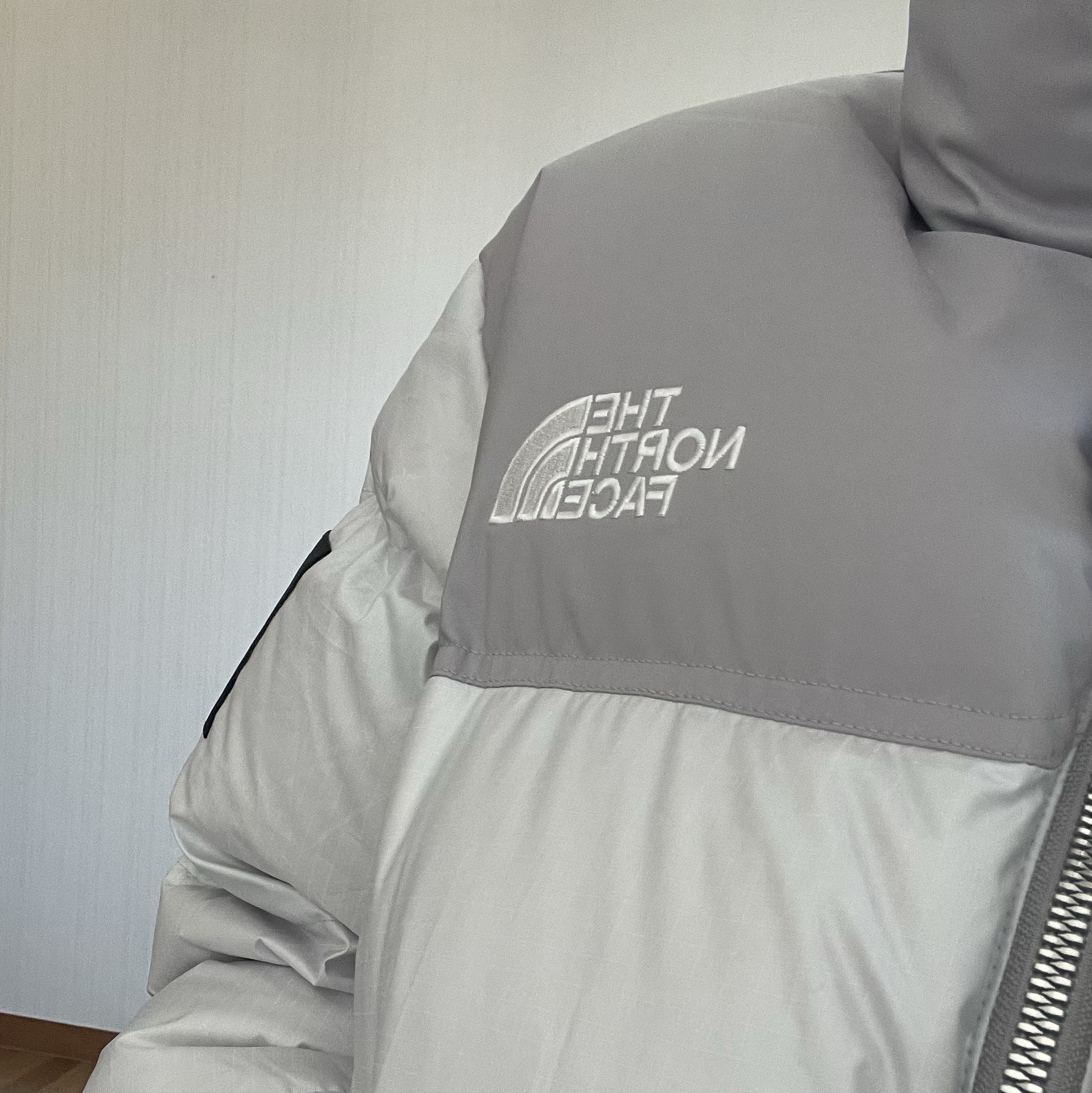(W) The North Face White Label Novelty Nuptse Down Jacket Ice Gray 착용 스타일 - 4