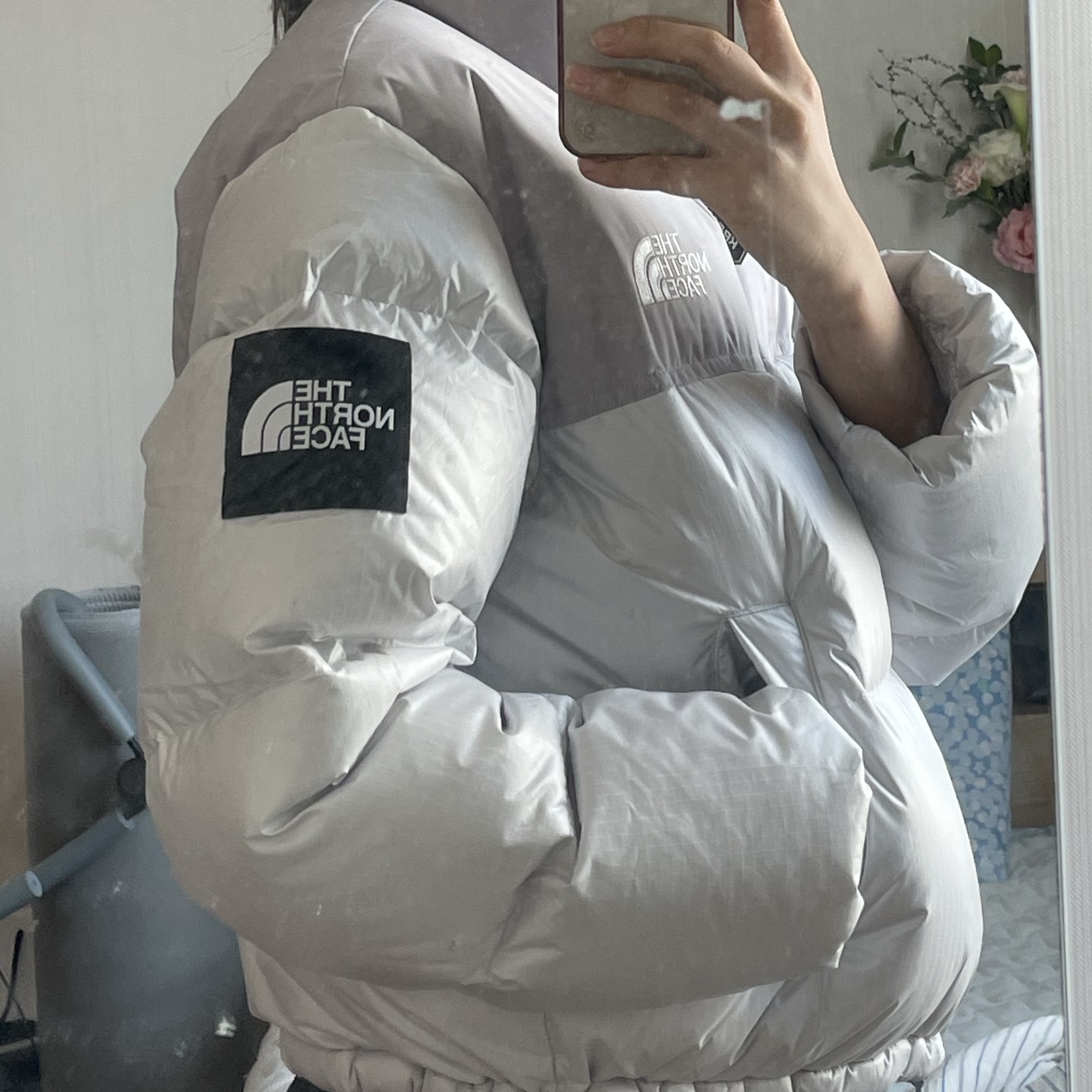 (W) The North Face White Label Novelty Nuptse Down Jacket Ice Gray 착용 스타일 - 1