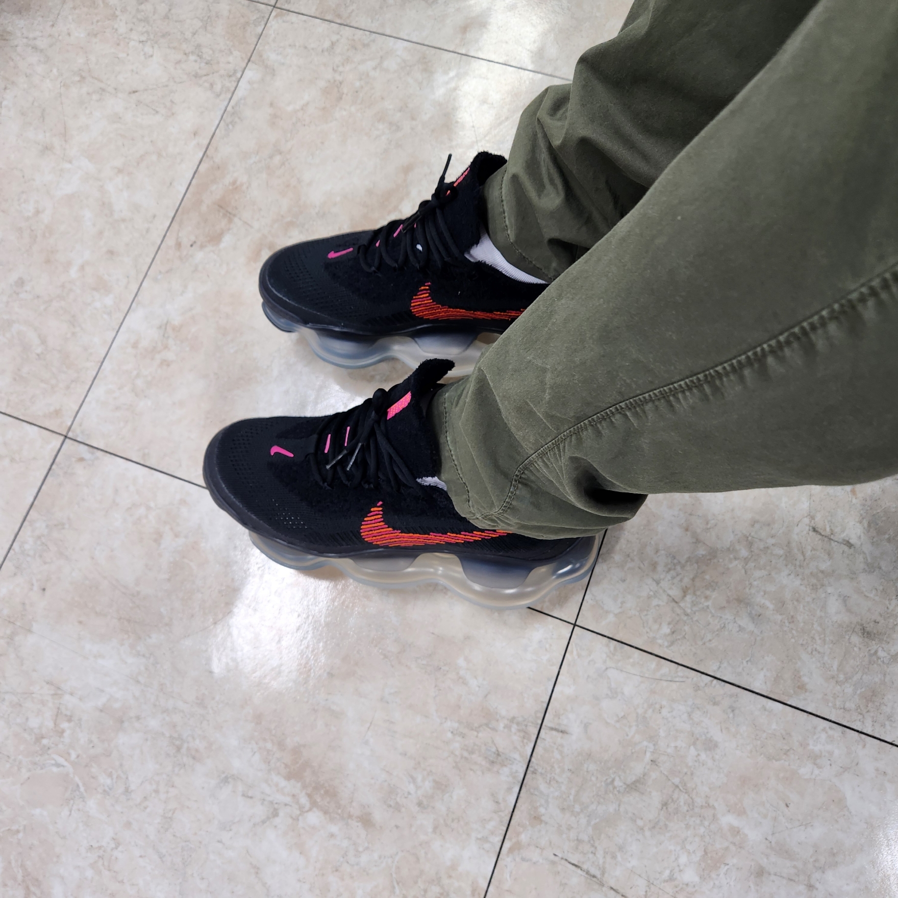 Nike Air Max Scorpion Black and Fireberry 착용 스타일 - 3